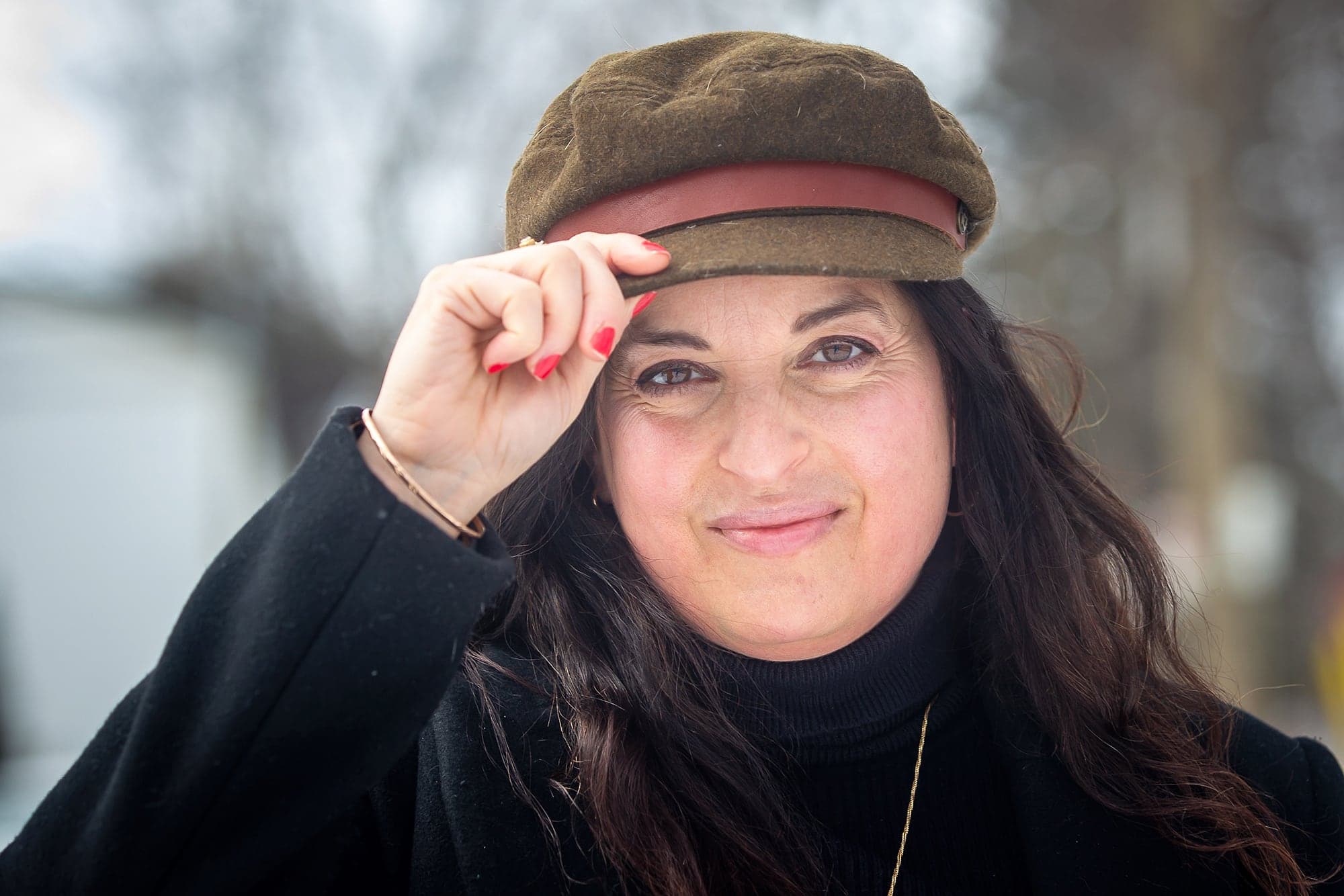 La comédienne, productrice et présidente de la Société Saint-Jean-Baptiste de Montréal Marie-Anne Alepin lève son chapeau aux femmes de lettres québécoises et à la langue française pour la Journée internationale des droits des femmes.