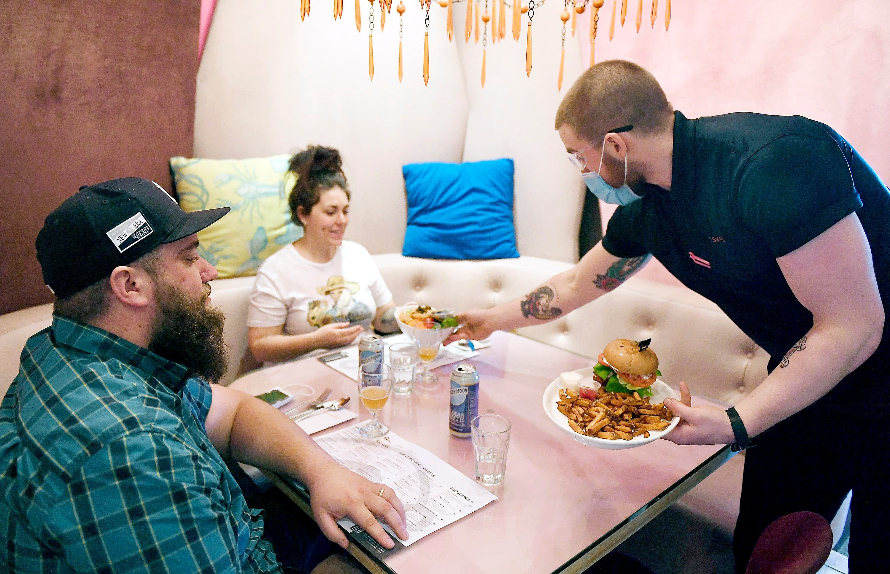 Deux clients bien heureux de pouvoir à nouveau manger au restaurant Cosmos du boulevard Laurier.