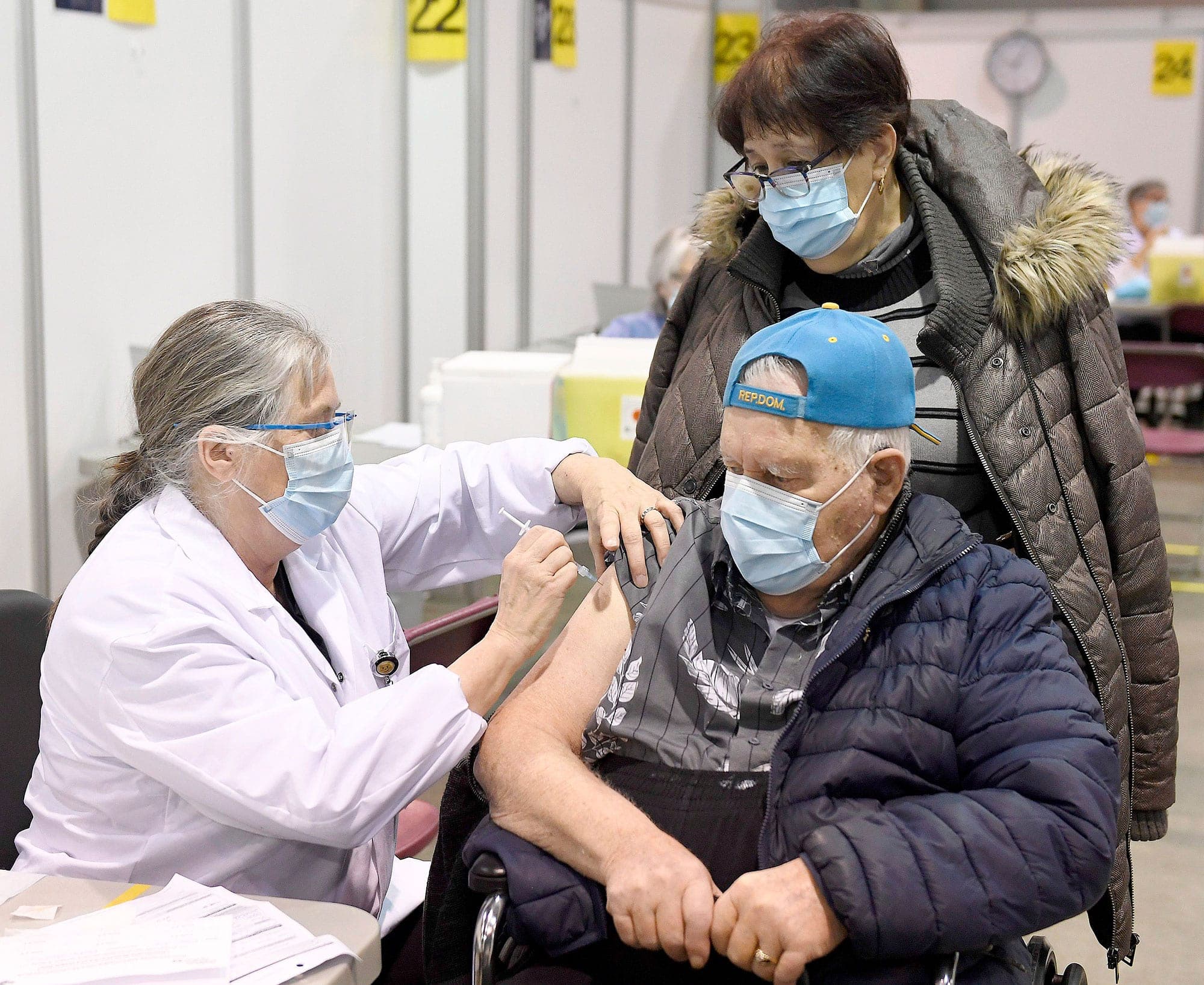 Le début de la vaccination des 80 ans dans la Capitale-Nationale au Centre de foires de Québec, mercredi.