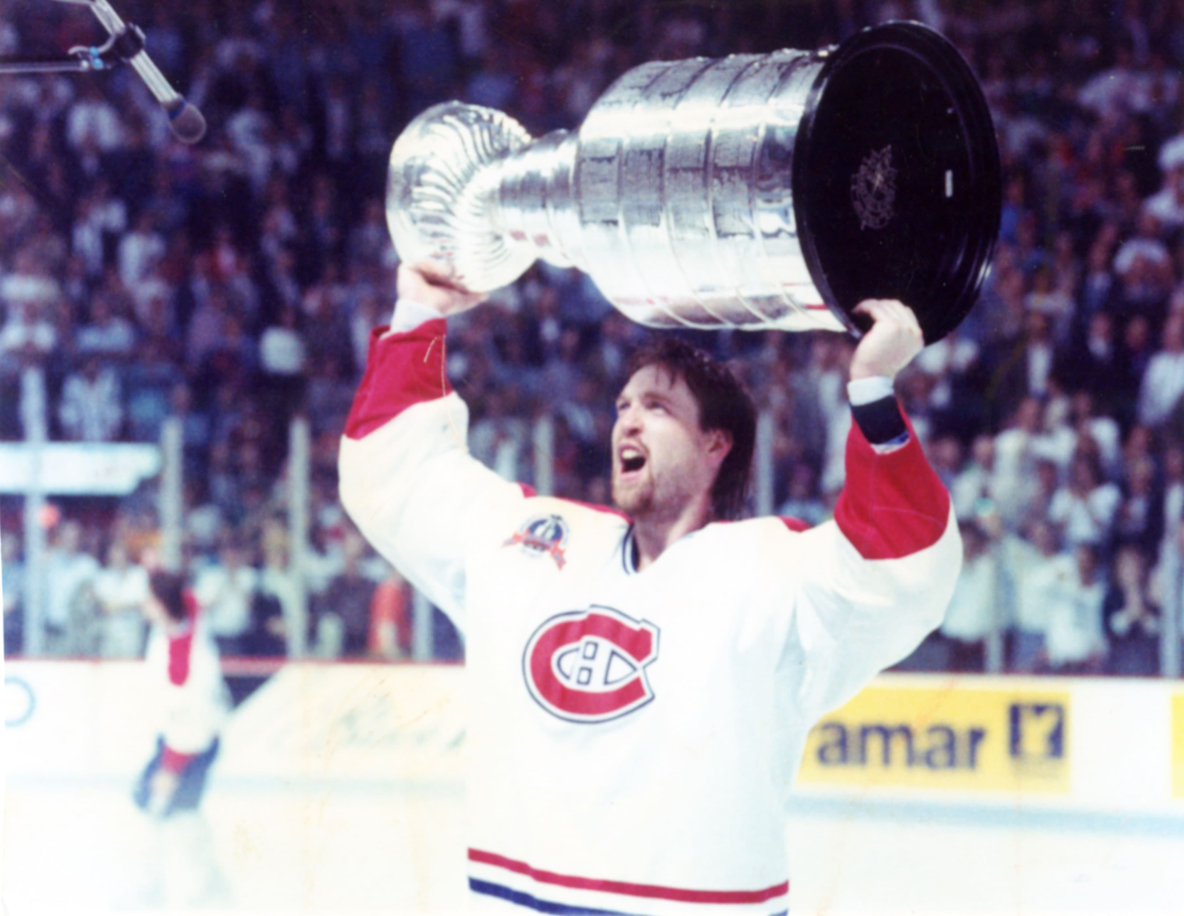 Patrick Roy souleve la coupe Stanley.