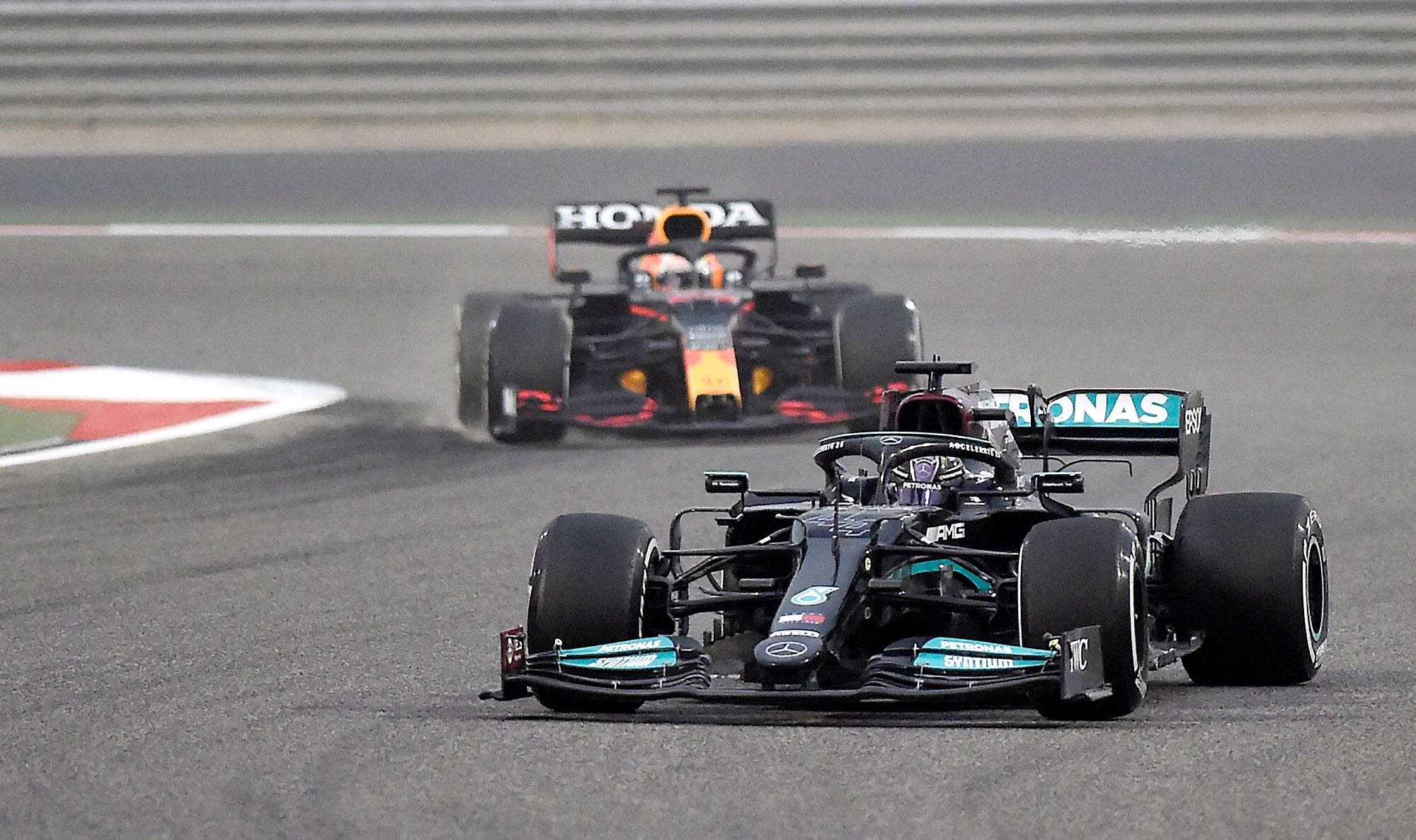La saison de Formule 1 se mettra en branle le week-end prochain à Bahreïn. La grande question est de savoir si les Mercedes seront encore hors d’atteinte.