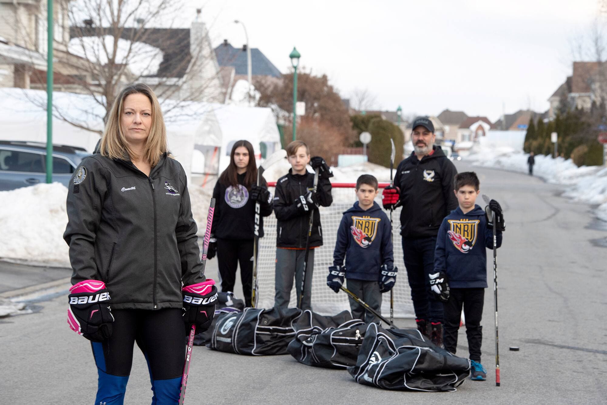 Parents d’Audrey-Anne, Olivier, Tristan et Raphaël, Isabelle Trudeau et Alexandre Lauzon s’expliquent mal que les jeunes soient privés de leur sport un an après le début de la pandémie.