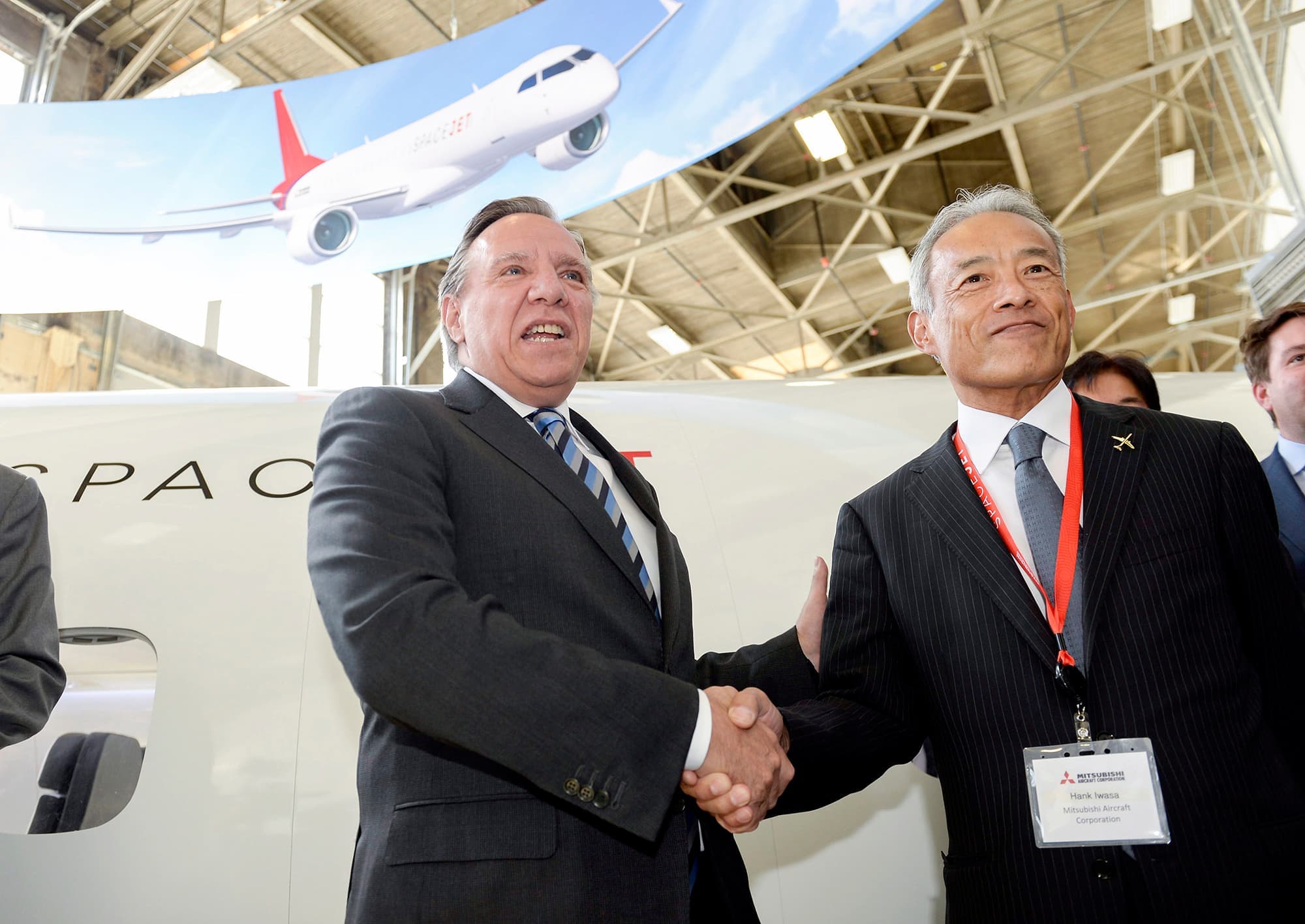La multinationale japonaise Mitsubishi a été la première compagnie à bénéficier d’un prêt « pardonnable » de Québec, en septembre 2019. Ici, le premier ministre François Legault et Hitoshi Hiwas, président de Mitsubishi Aircraft Corporation.