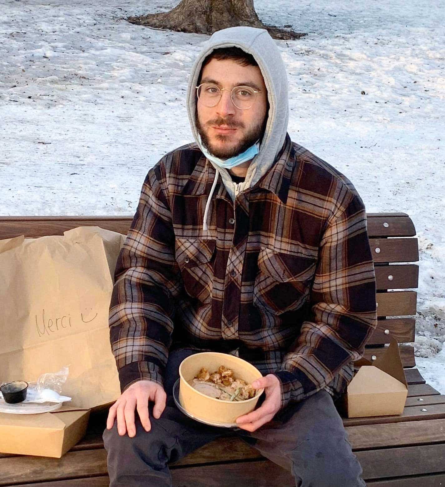 Gabriel Fontaine, croisé au parc La Fontaine, croit que certaines mesures sanitaires sont là pour demeurer malgré le vaccin et le beau temps.