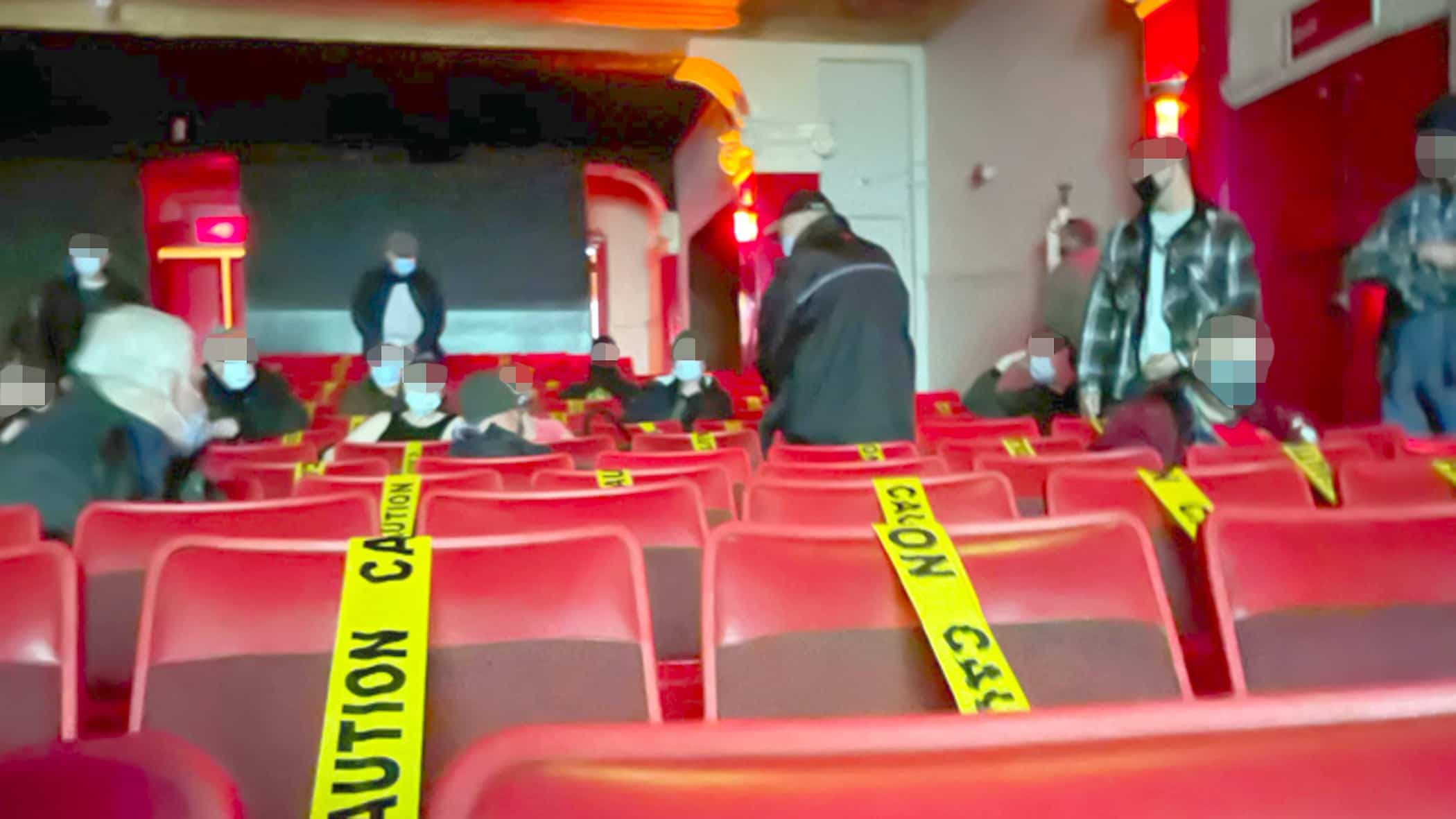 Des clients masqués et émoustillés s’adonnent à leurs plaisirs charnels en respectant plus ou moins les règles sanitaires.