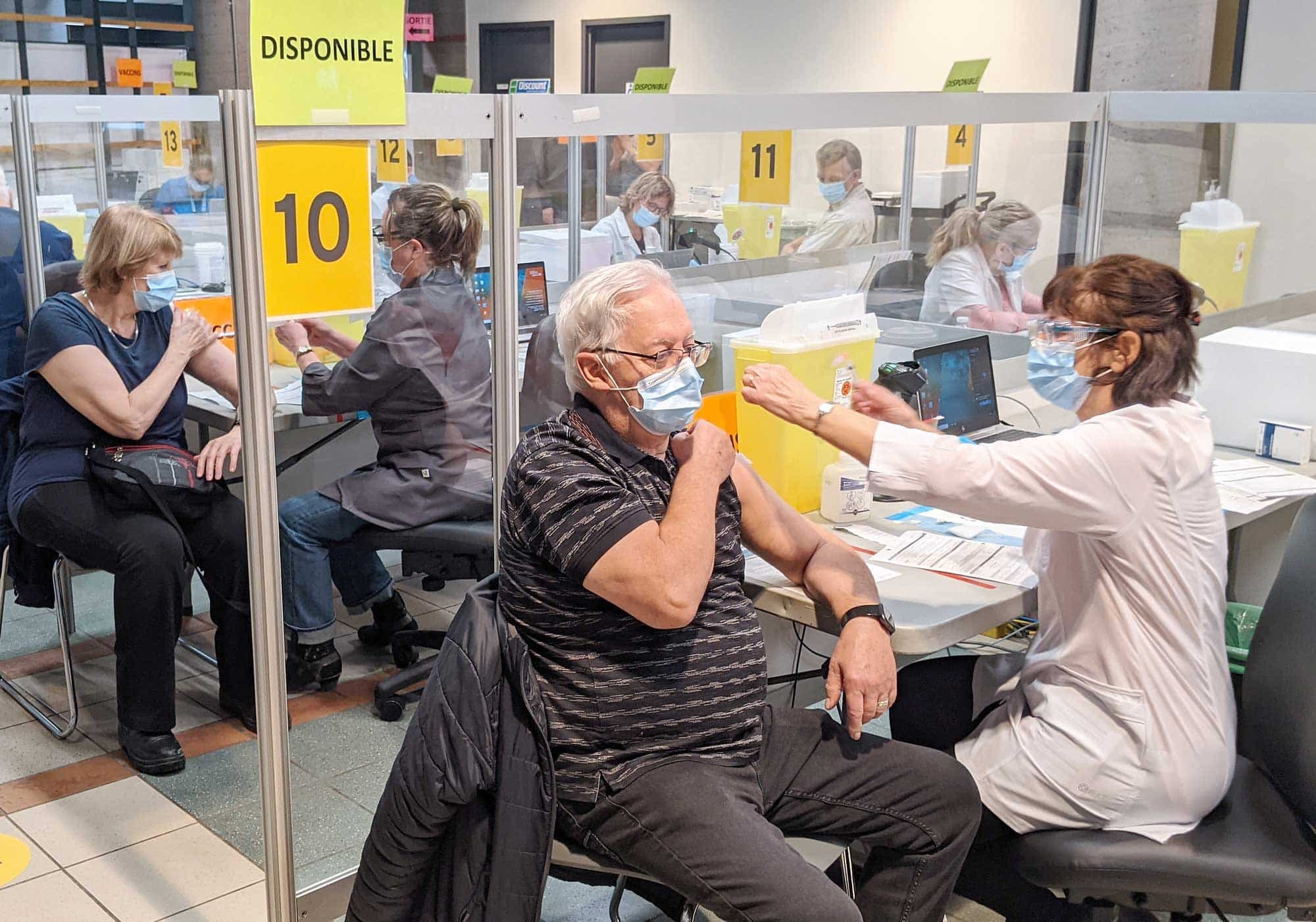 Réal Audet et, tout juste derrière, sa femme, Ginette Vermette, tous deux âgés de 75 ans, se sont fait vacciner à la clinique de l’Université Laval, le 18 mars, première journée de vaccination dans cet endroit.