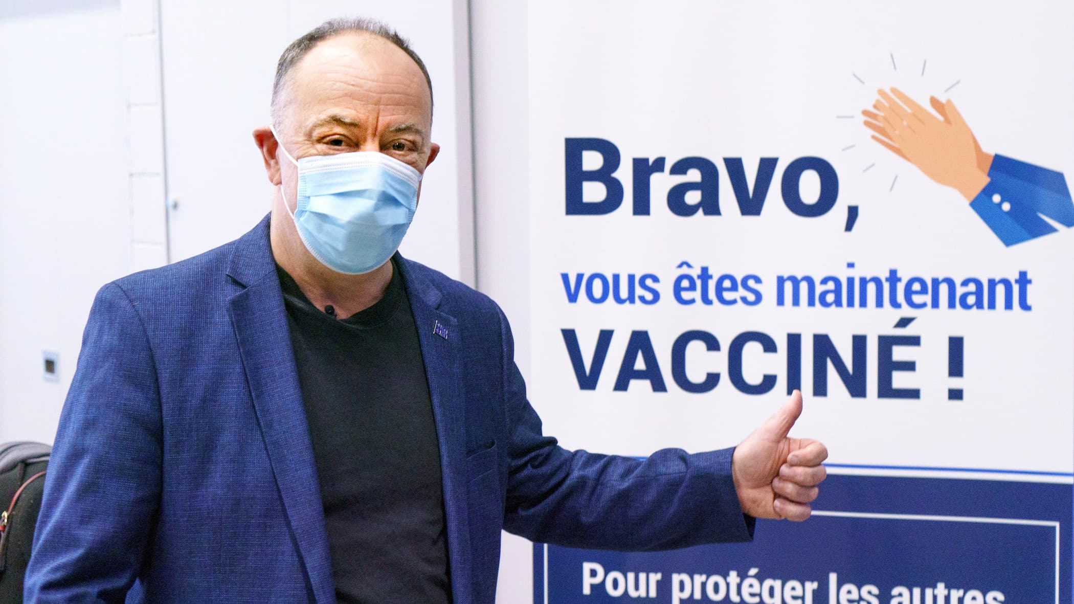 Avec le masque obligatoire, impossible de savoir si le ministre de la Santé Christian Dubé souriait lorsqu’il a été piqué par l’aiguille lorsqu’il a reçu son vaccin d’AstraZeneca, jeudi, au Palais des congrès de Montréal.