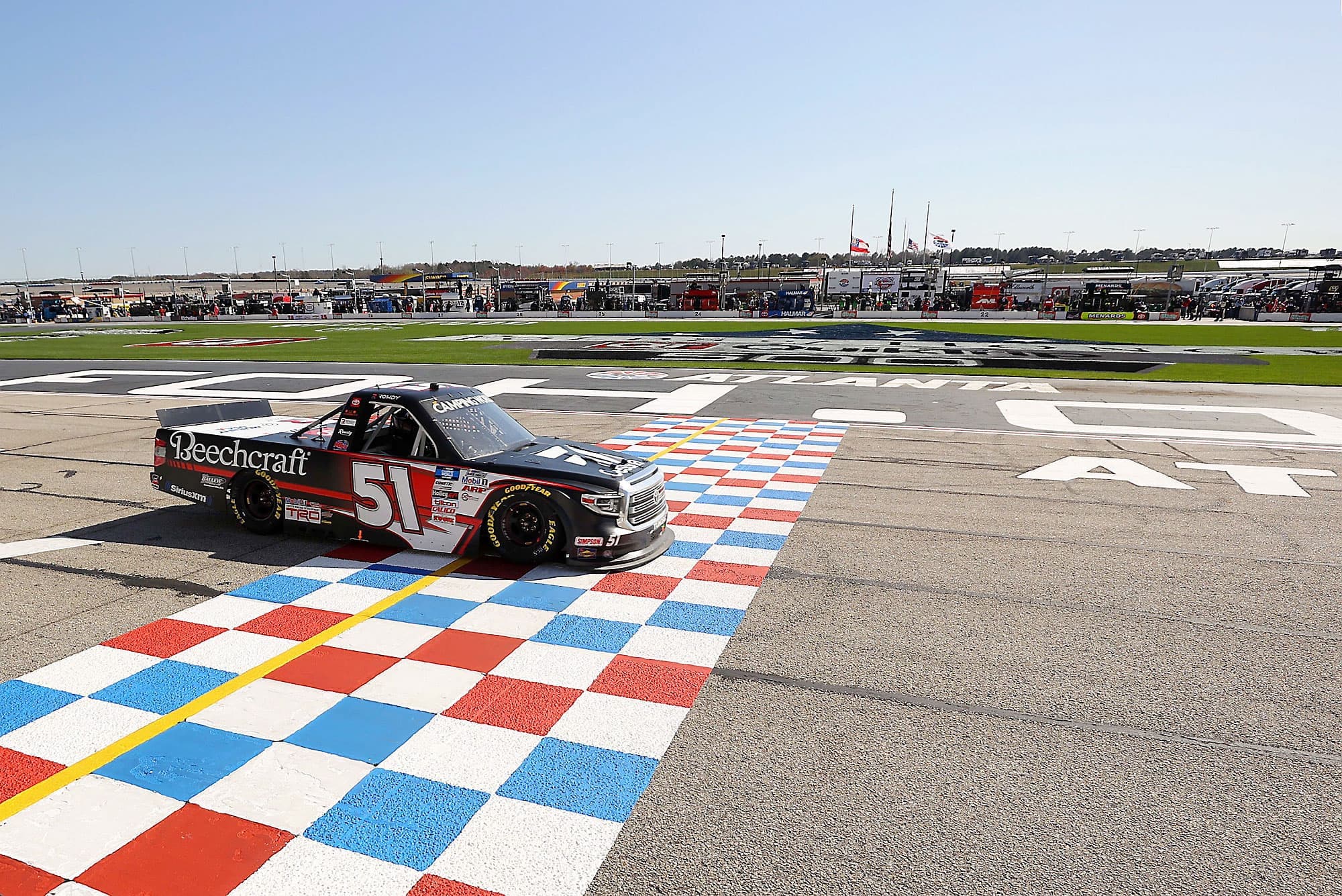 Kyle Busch a signé sa 60e victoire dans la série des Camionnettes NASCAR.