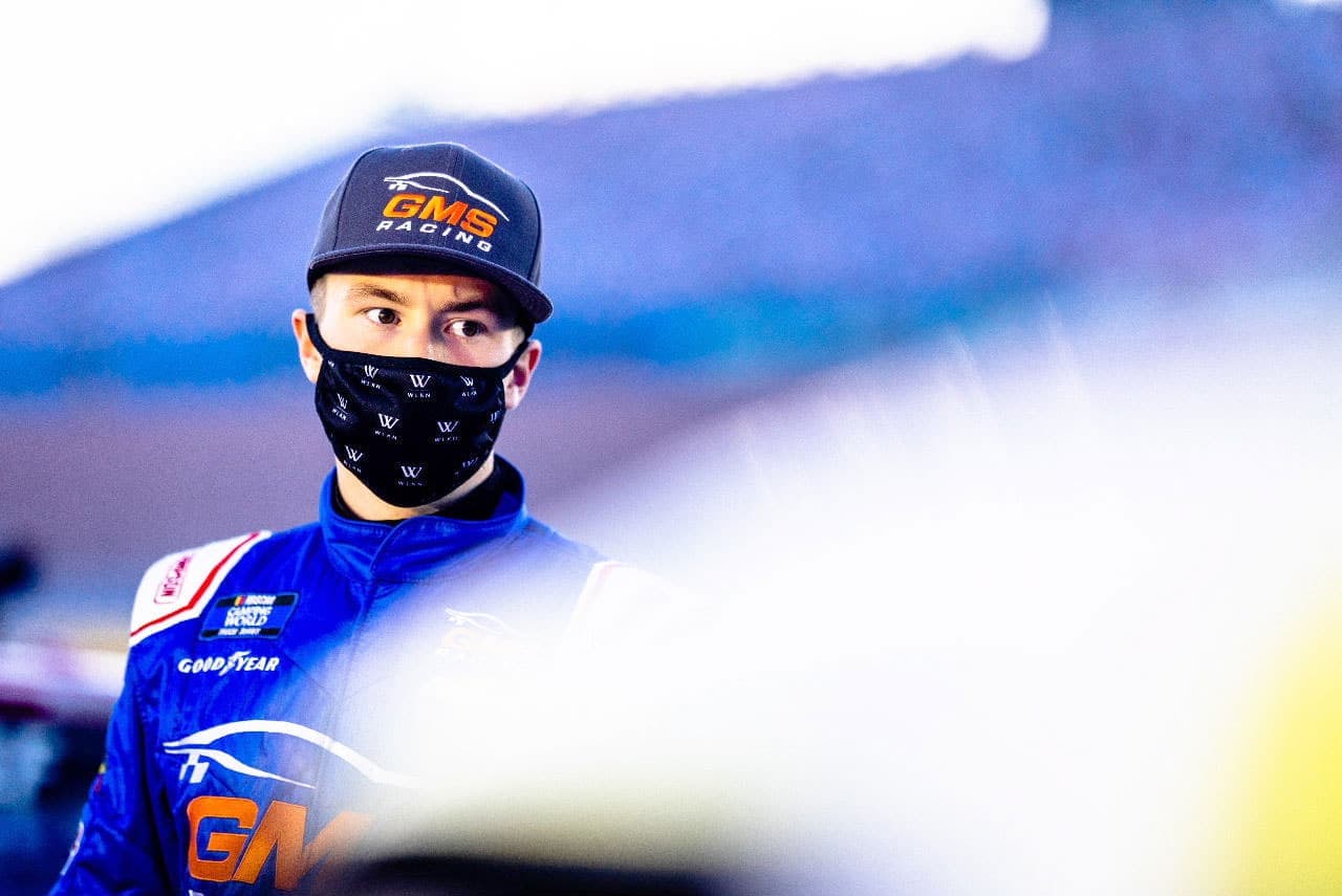 Tandis que Kyle Busch a signé sa 60e victoire dans la série des Camionnettes NASCAR, Raphaël Lessard a été forcé d’abandonner.