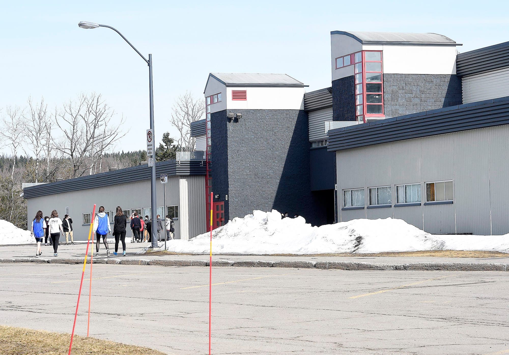 On compte huit écoles à Québec où un cas de variant est suspecté, mais seule l’école secondaire Le Sommet (photo), à Charlesbourg, est aux prises avec une éclosion. D’ailleurs, deux classes sont fermées dans cette école. Aucune des huit écoles n’est fermée pour le moment.