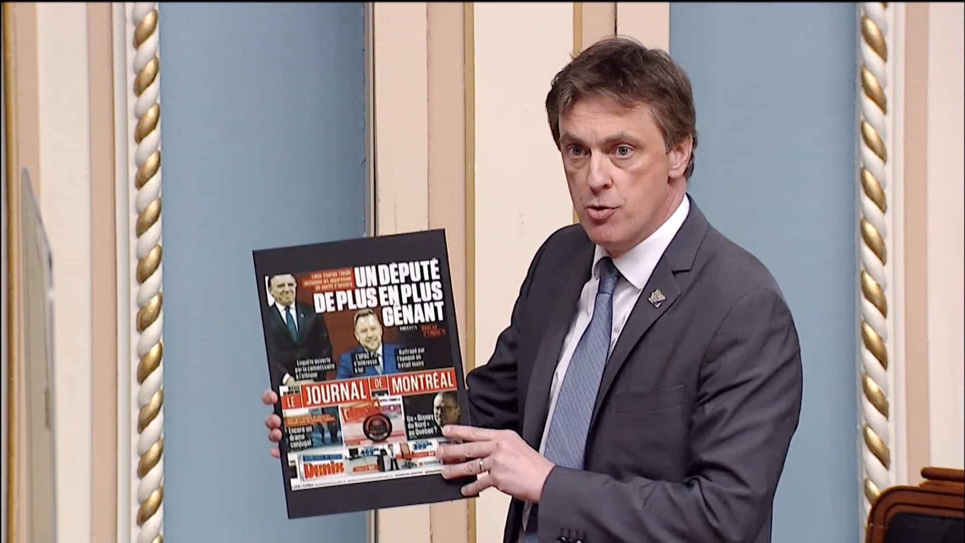 Le député libéral Marc Tanguay brandit la Une du Journal de Québec, le mardi 23 mars 2021, au Salon Bleu de l'Assemblée nationale, pour demander des explications au gouvernement sur le député Louis-Charles Thouin.