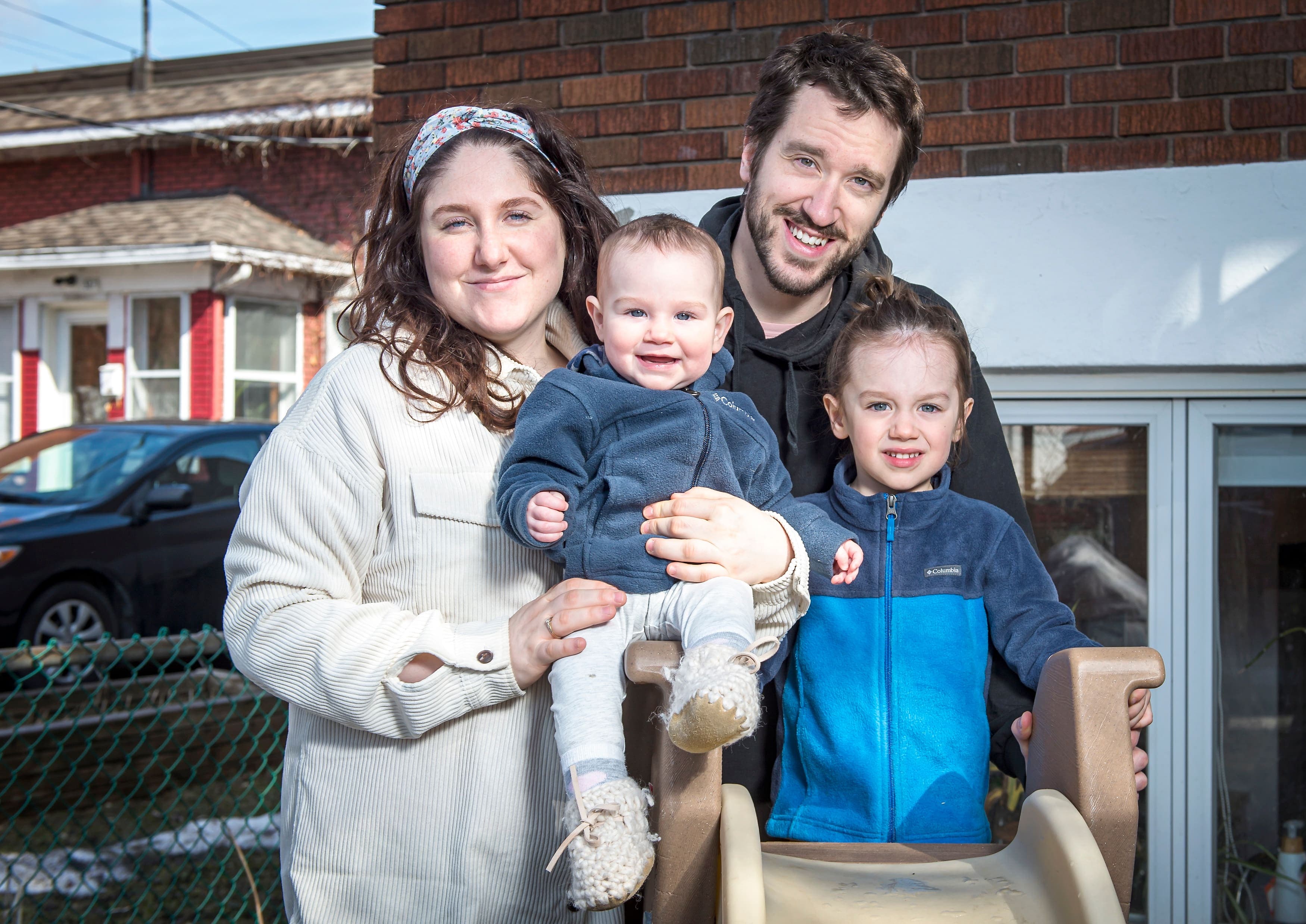 Pour Karine, le confinement a eu un effet positif sur sa santé mentale, alors que l’effet de « cocon familial » tissé serré l’a aidée à vaincre ses problèmes d’anxiété. Elle pose ici en compagnie de son conjoint Mathieu, et de leurs enfants, Romy, âgée de 8 mois, et Arthur, 3 ans.