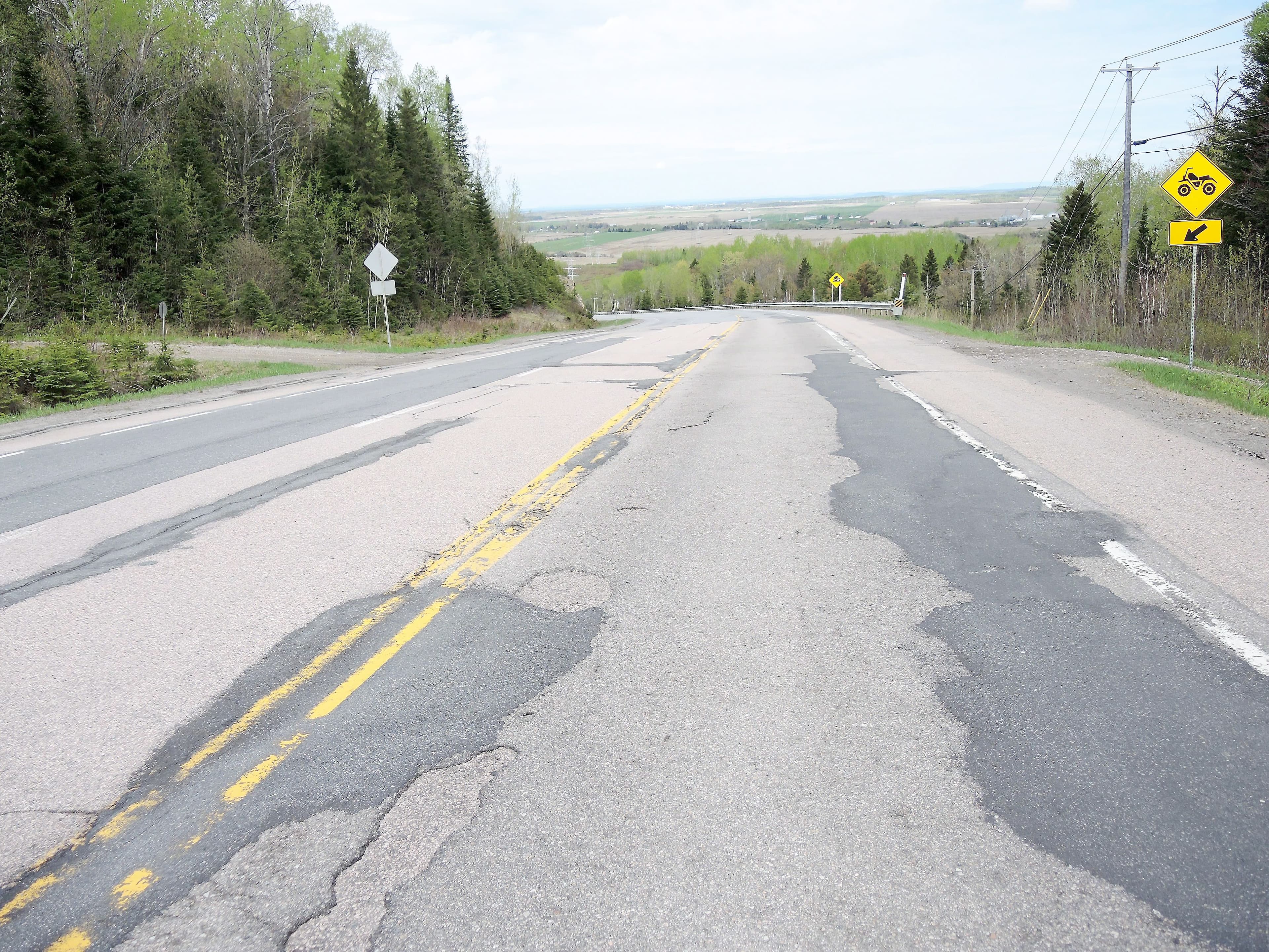 Le mauvais état de notre réseau routier continue de peser lourd dans les dépenses de l’État. Sur cette photo prise en mai 2019, la route 169, entre Hébertville et la jonction de la 175, dans la réserve faunique des Laurentides, n’était pas en très bon état.