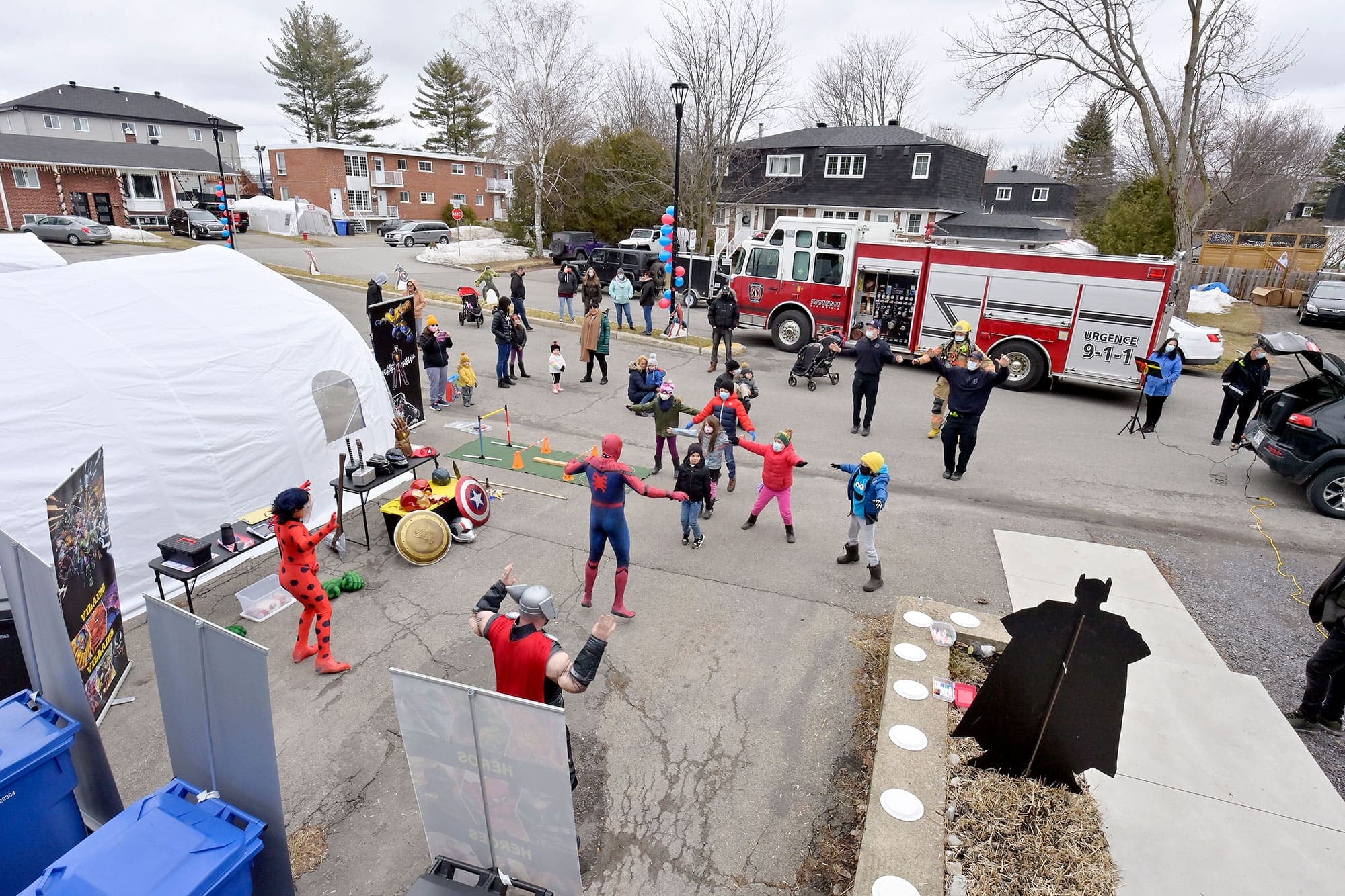 Invités à la fête, les superhéros ont fait bouger tout le monde avec des exercices.