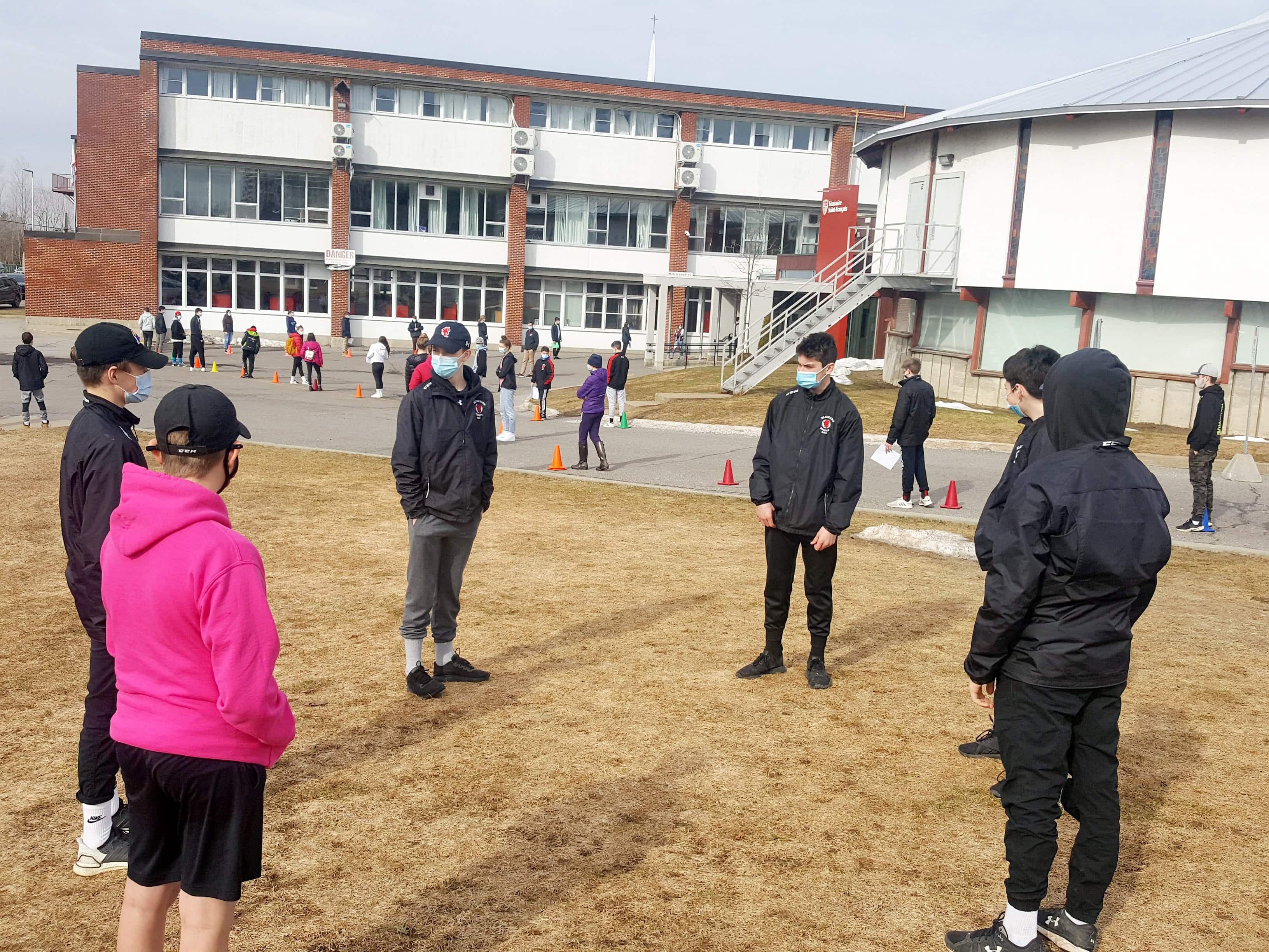 Une opération de dépistage massif ciblant 870 élèves a été réalisée mercredi au Séminaire Saint-François, une école secondaire privée de Saint-Augustin-de-Desmaures fermée depuis lundi en raison d’une éclosion de COVID-19.