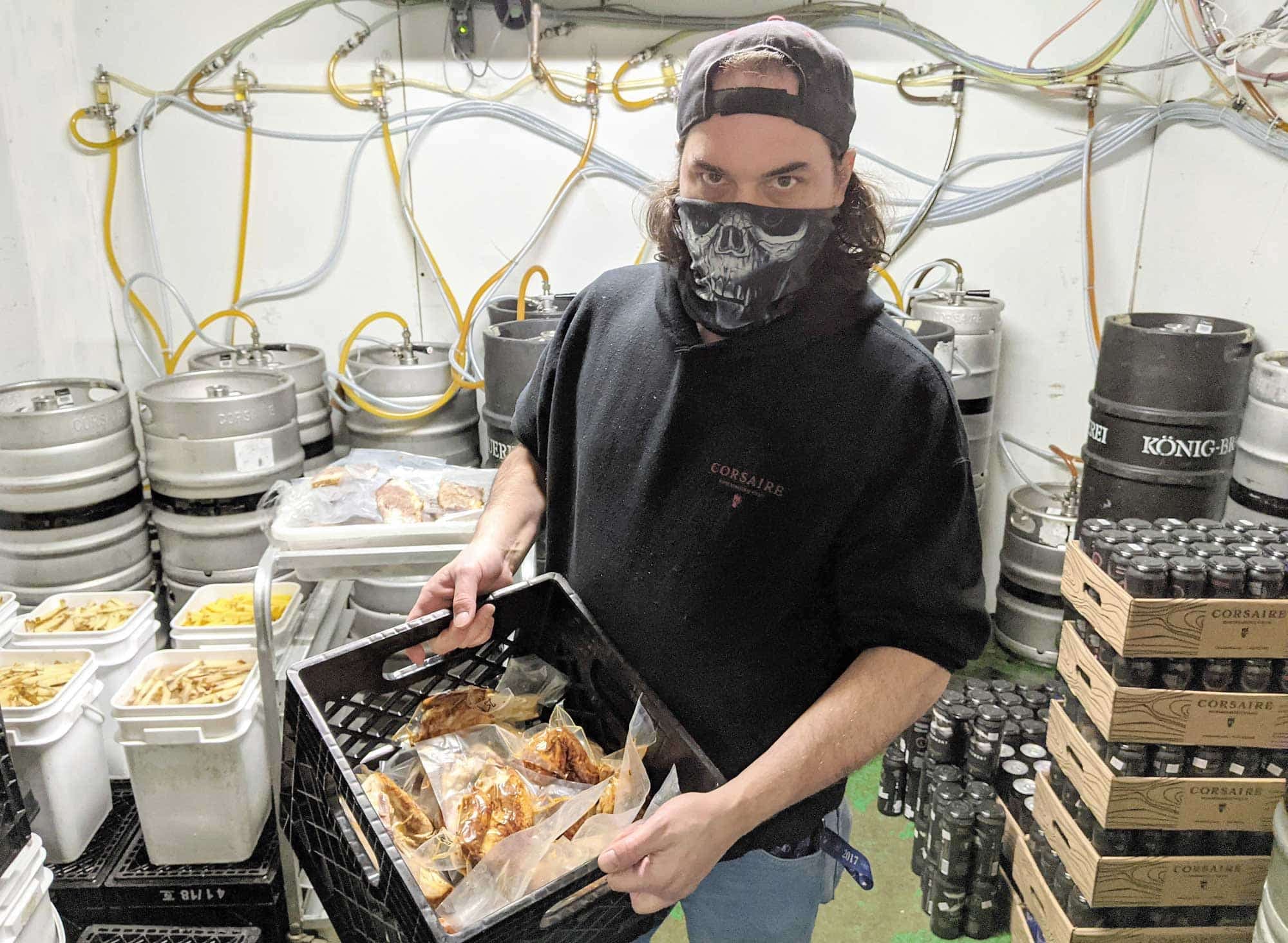 Les restaurateurs de Québec et Lévis avaient prévu des milliers de dollars de produits frais pour la fin de semaine de Pâques. Martin Vaillancourt, propriétaire de la microbrasserie Le Corsaire, à Lévis, n’accepte pas cette troisième fermeture depuis un an.