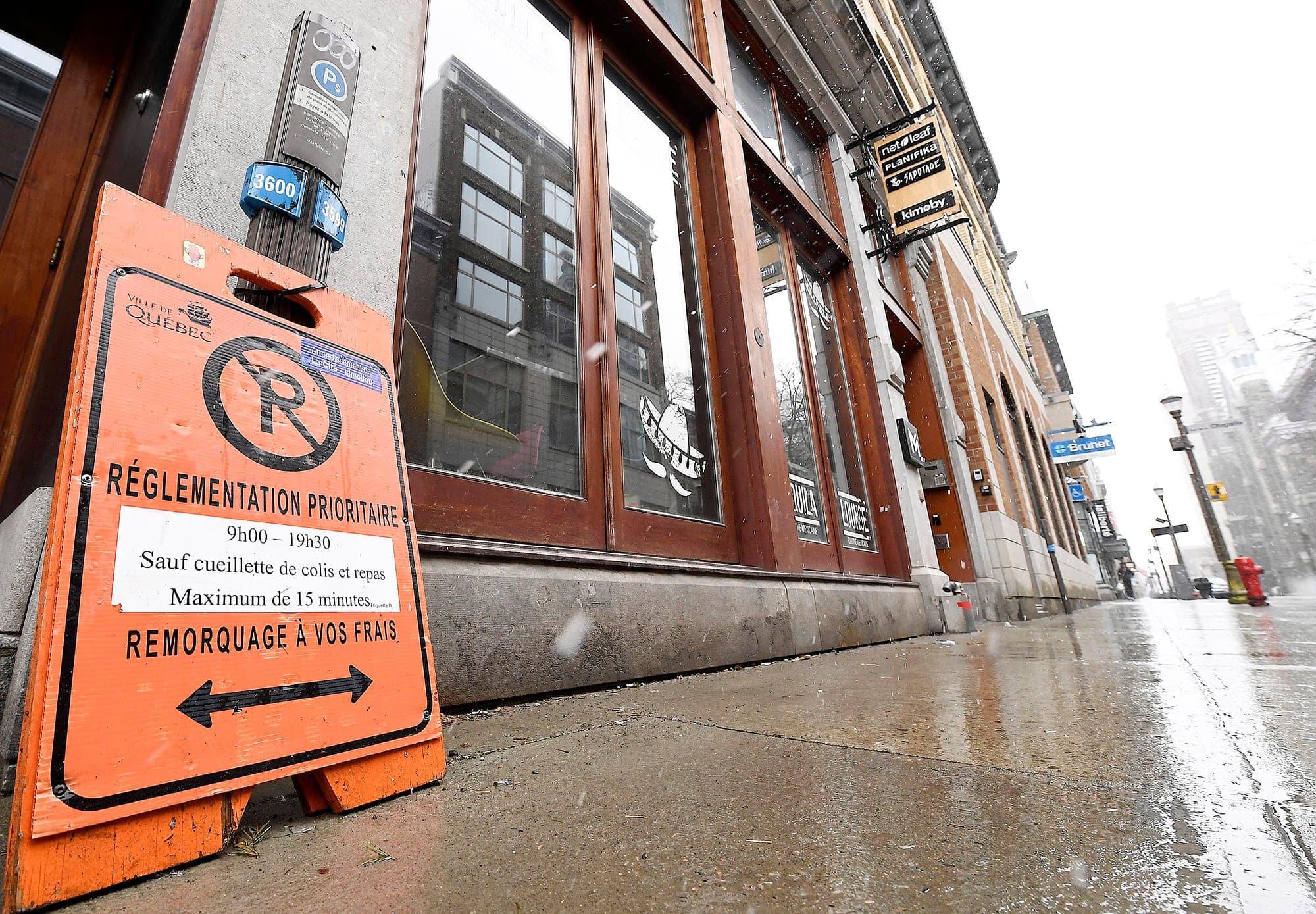 Sur des artères commerciales, comme ici la rue Saint-Joseph, des espaces de stationnement sont gratuits pour 15 minutes.