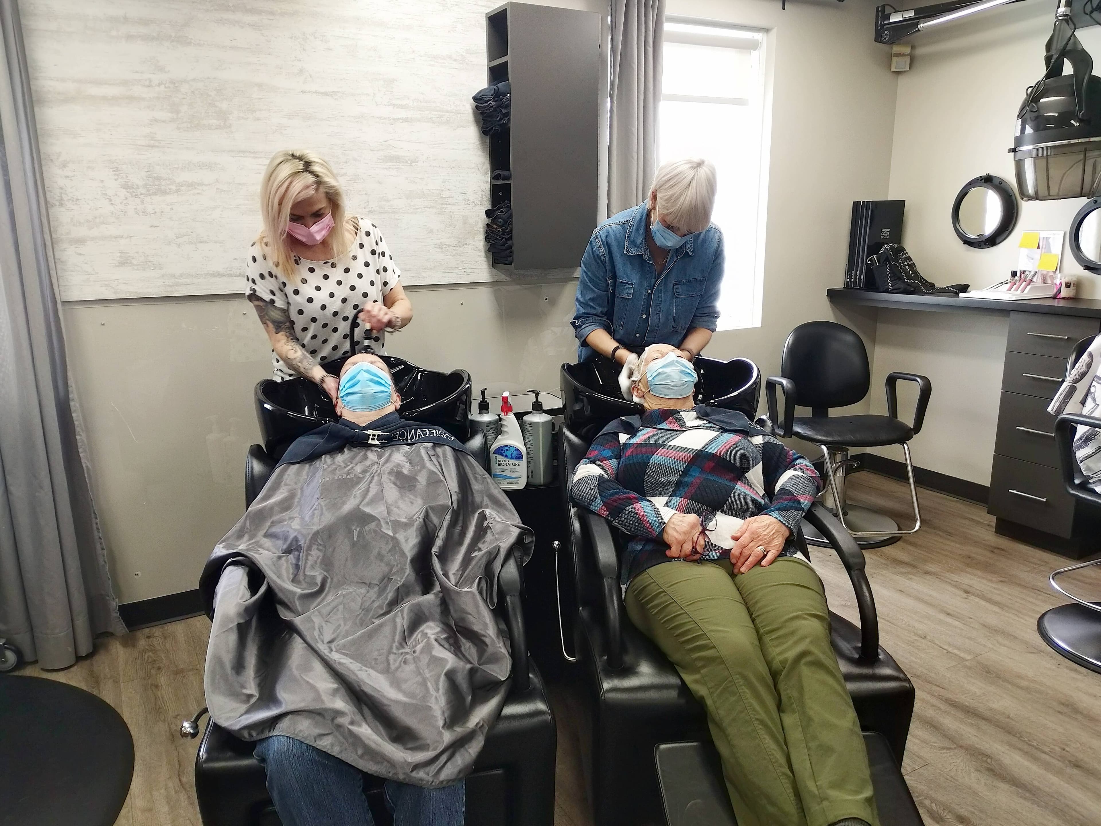 Marie-Ève Dufour et Annie Roberge coiffaient des clientes à Tandem Institut à Lévis, hier.