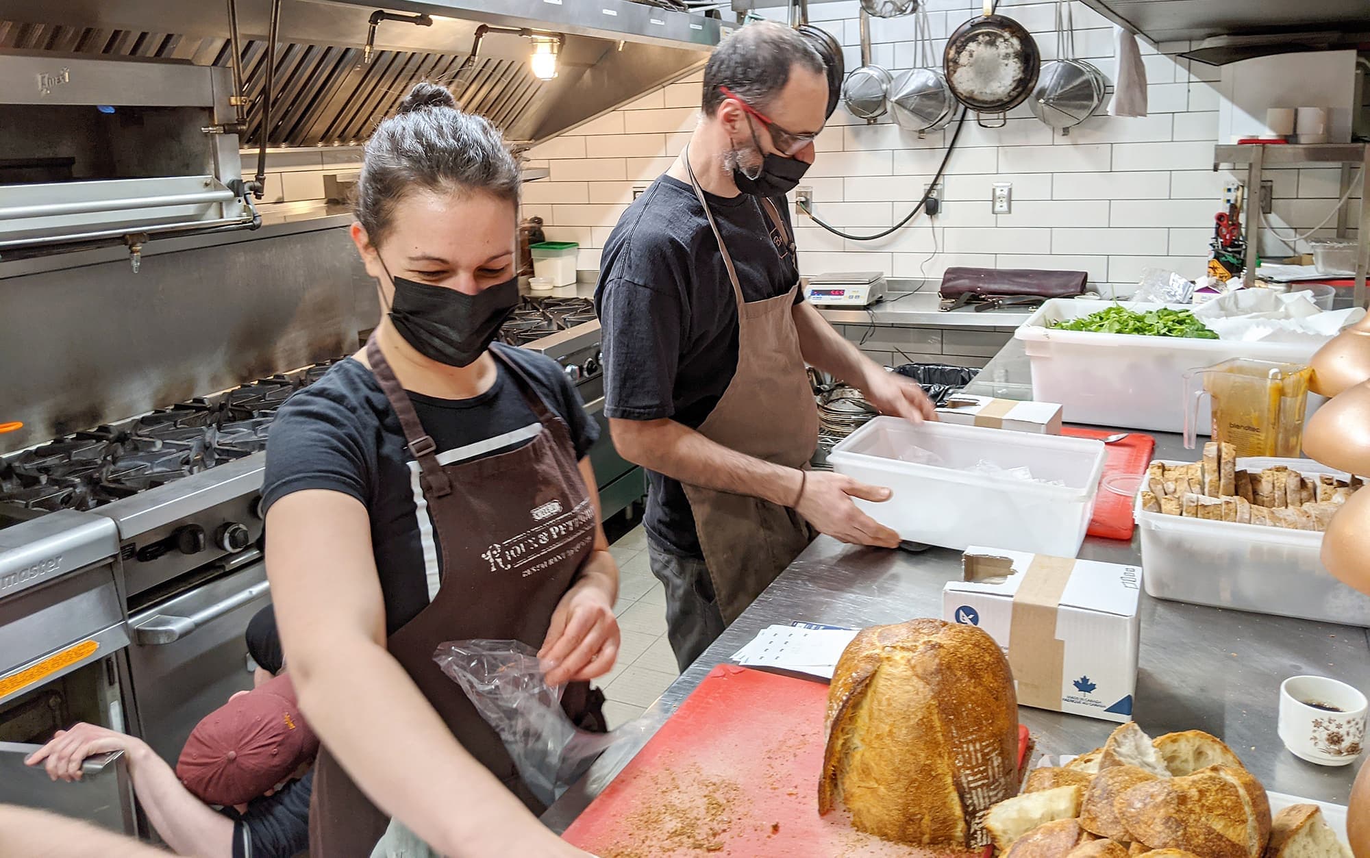 Une vingtaine d’employés, dont Noémie et Frédéric, s’activaient dans les cuisines hier.