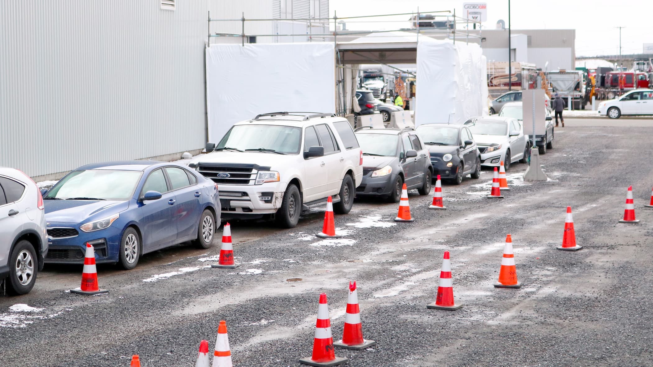 L’achalandage était important, vendredi, à la clinique de dépistage Archimède de Lévis. Pour répondre à la demande, le CISSS de Chaudière-Appalaches a notamment dû augmenter le délestage à l’interne pour « combler des besoins en ressources humaines à court et moyen termes ».