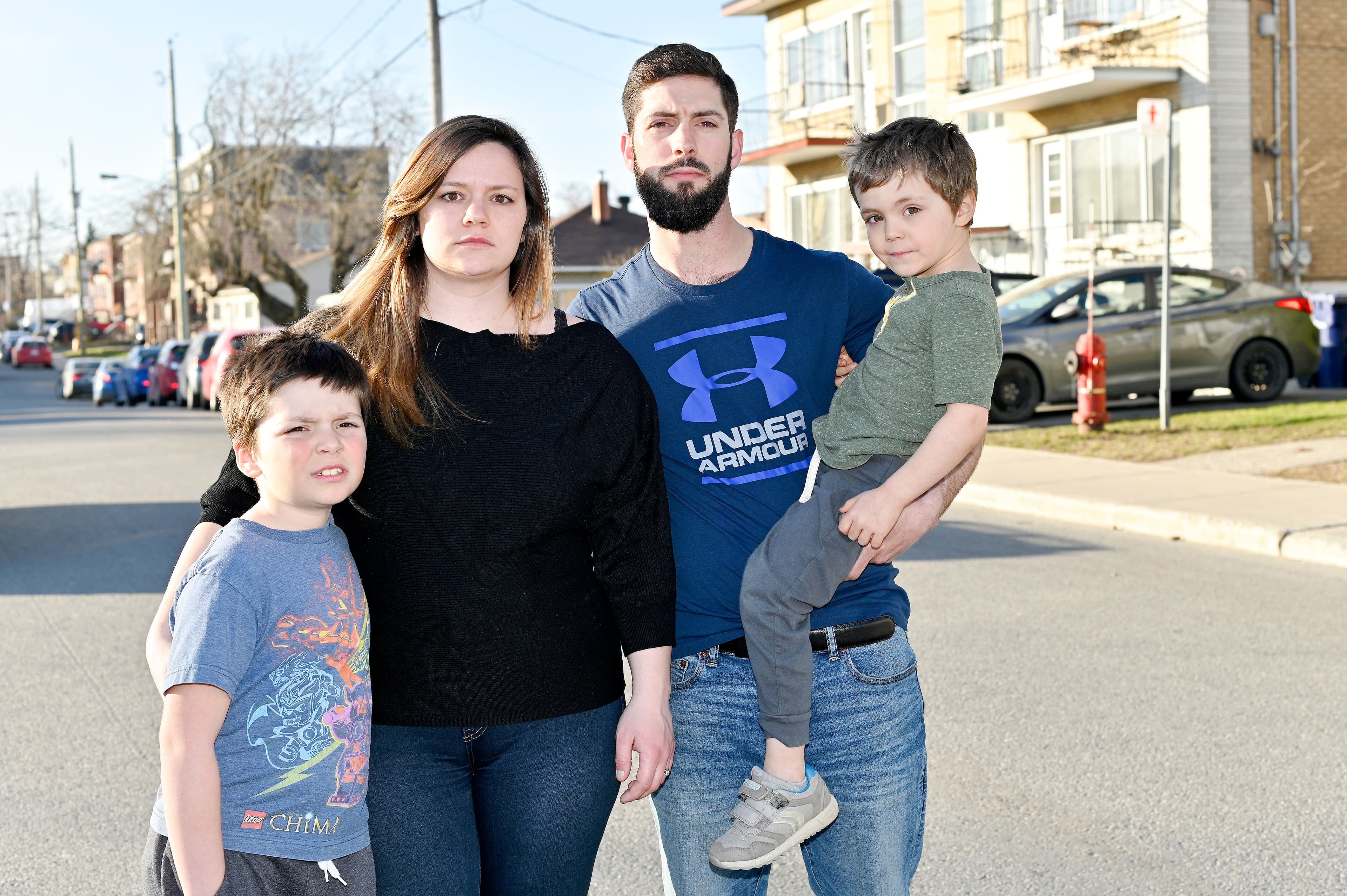 Émilie Provost, Francis Clermont et leurs deux enfants, Mathéus et Willem, ont finalement réussi à trouver un 5 ½ abordable à Laval, après des mois de recherches et beaucoup de discrimination.