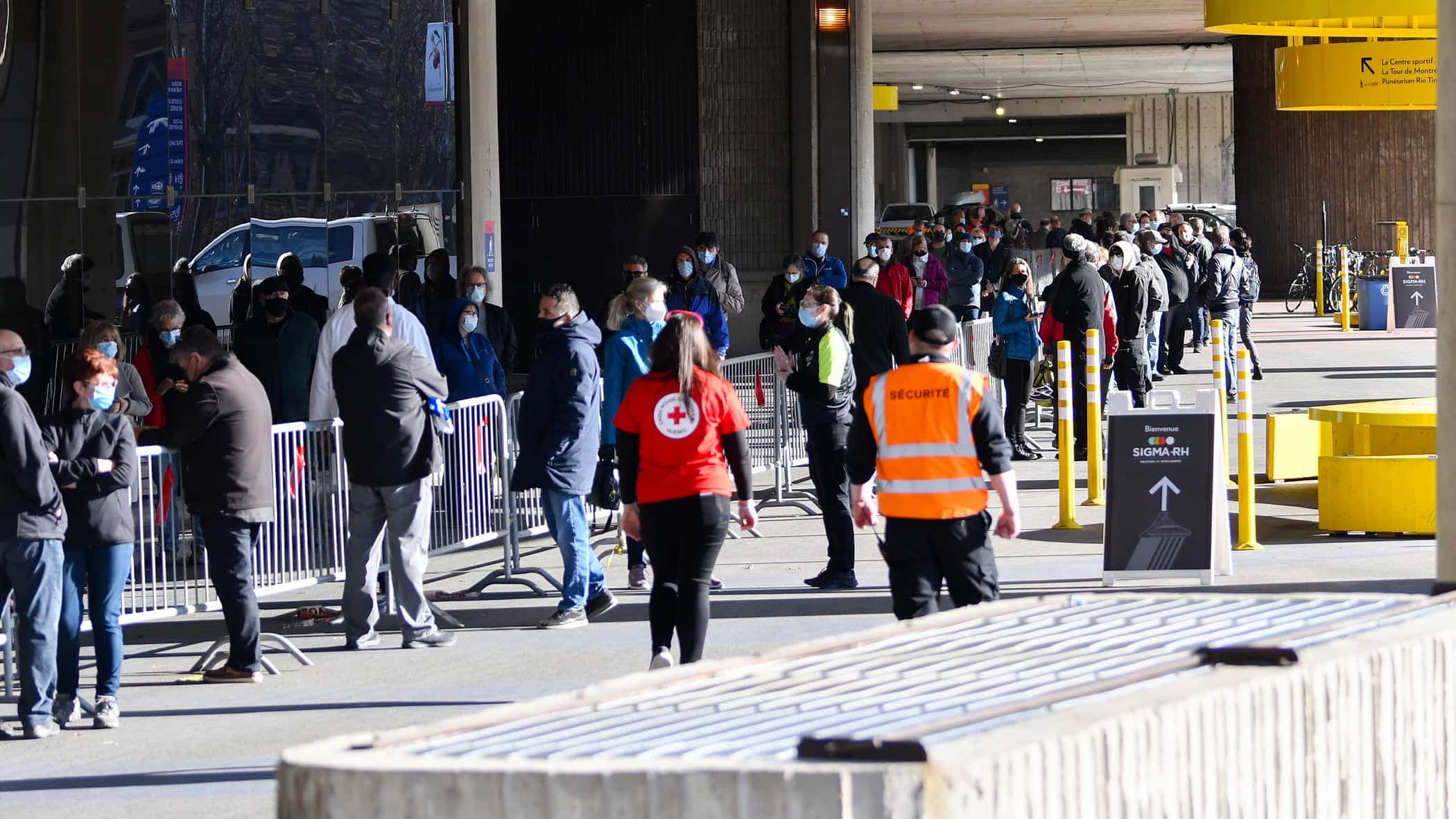 À 8 h 15, plus de 250 personnes attendaient à l’extérieur du Stade olympique.