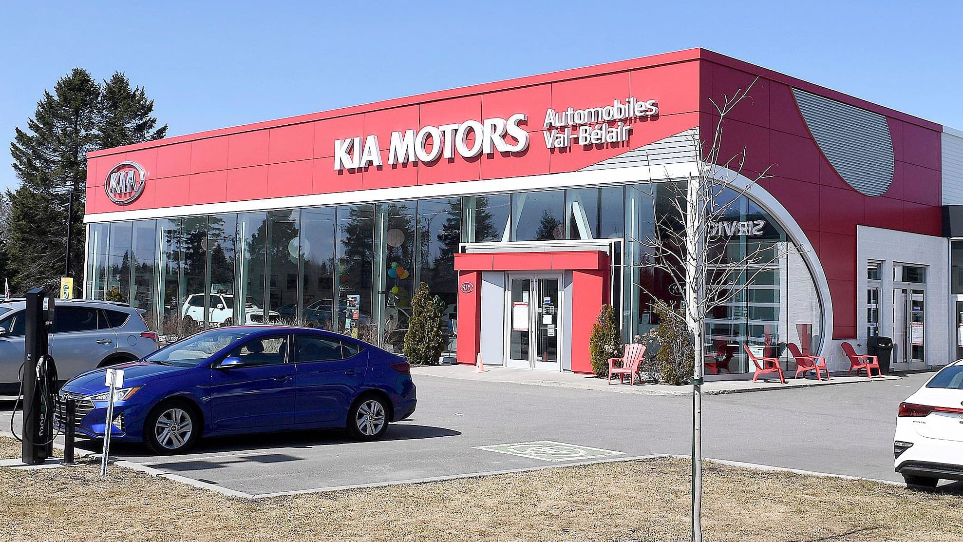 Le concessionnaire Kia Val-Bélair a été fermé hier par la Santé publique, en raison d’une éclosion de cas de COVID-19. Selon nos informations, c’est un manque de collaboration de la part de la direction du concessionnaire pour faire respecter les normes sanitaires qui a forcé les autorités à agir.