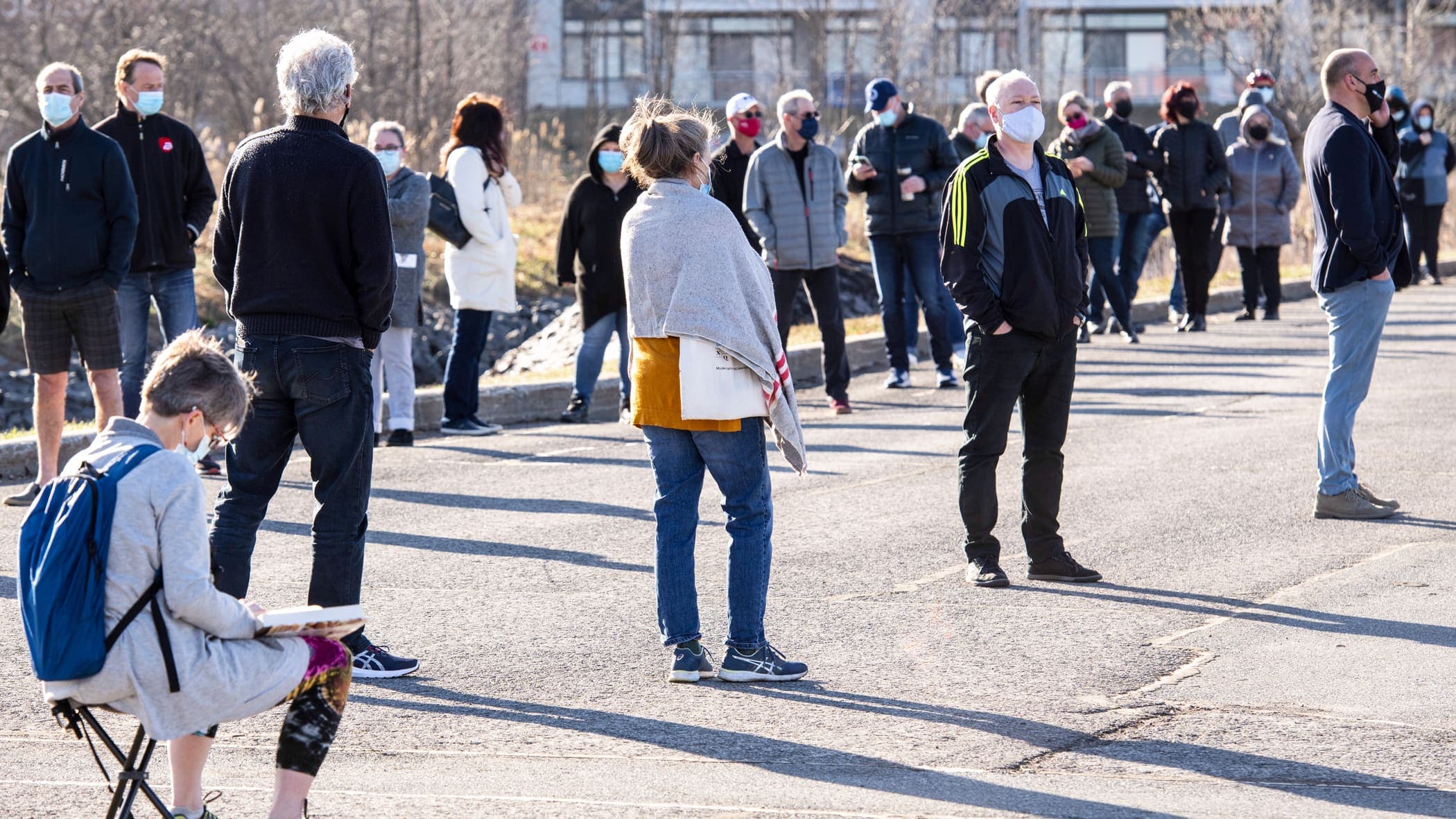 Certains avaient apporté leur banc comme ici au Centre Francine-Gadbois de Boucherville.