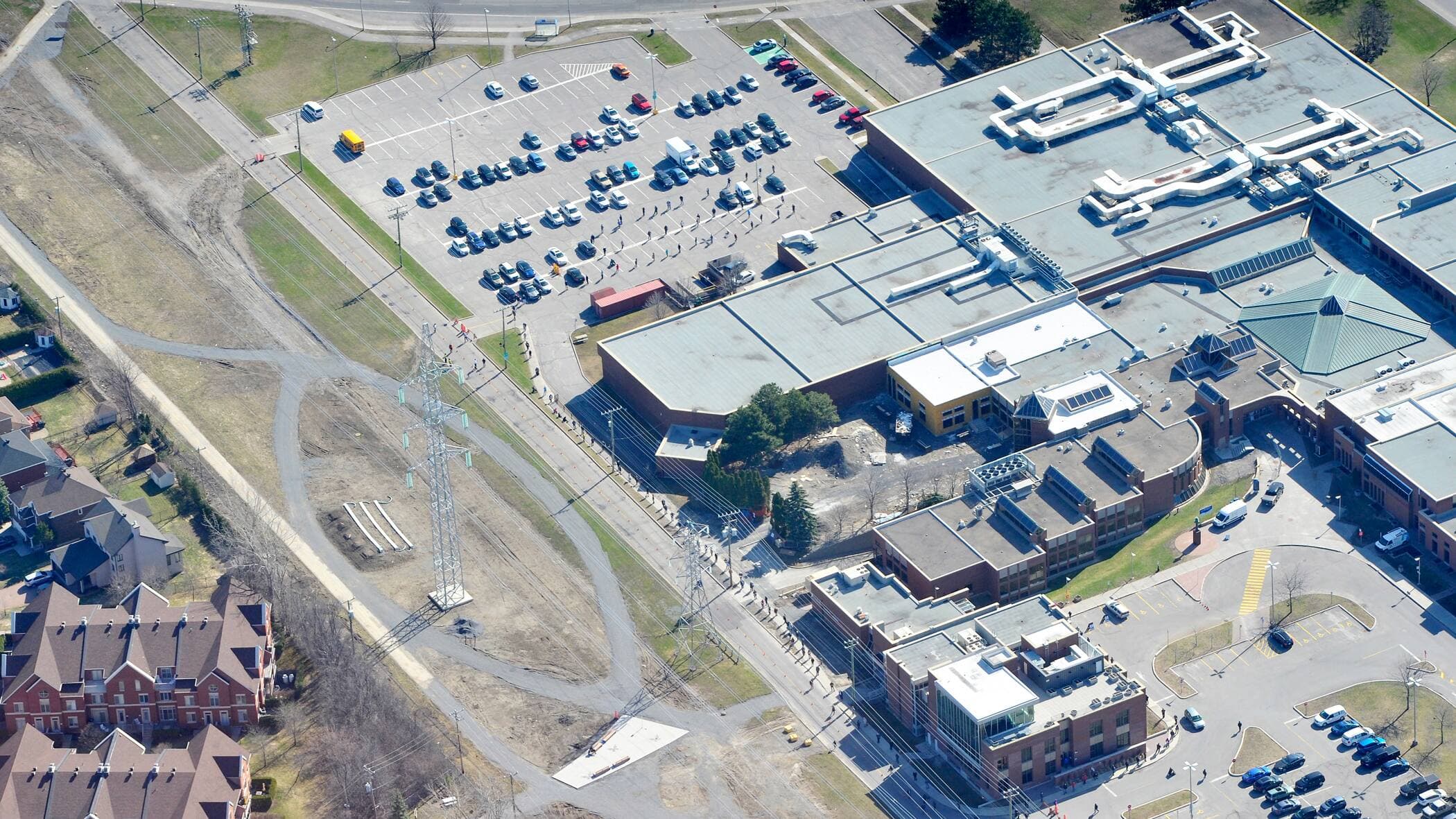 Les gens faisaient la file jusque dans le stationnement du Centre communautaire Dollard-des-Ormeaux.