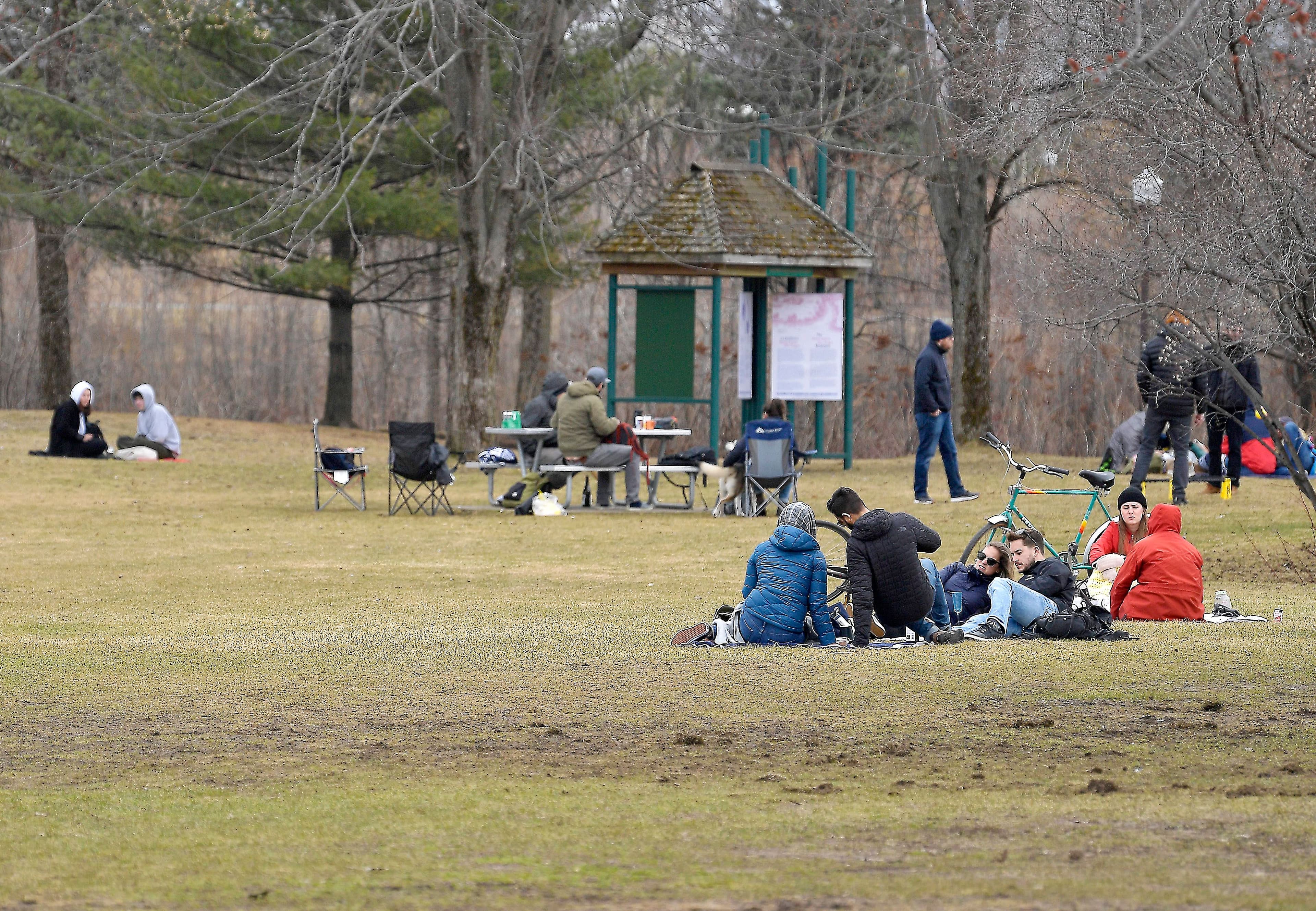 Le port du masque dans les petits groupes rassemblés sur les plaines d’Abraham demeurait marginal, samedi après-midi.