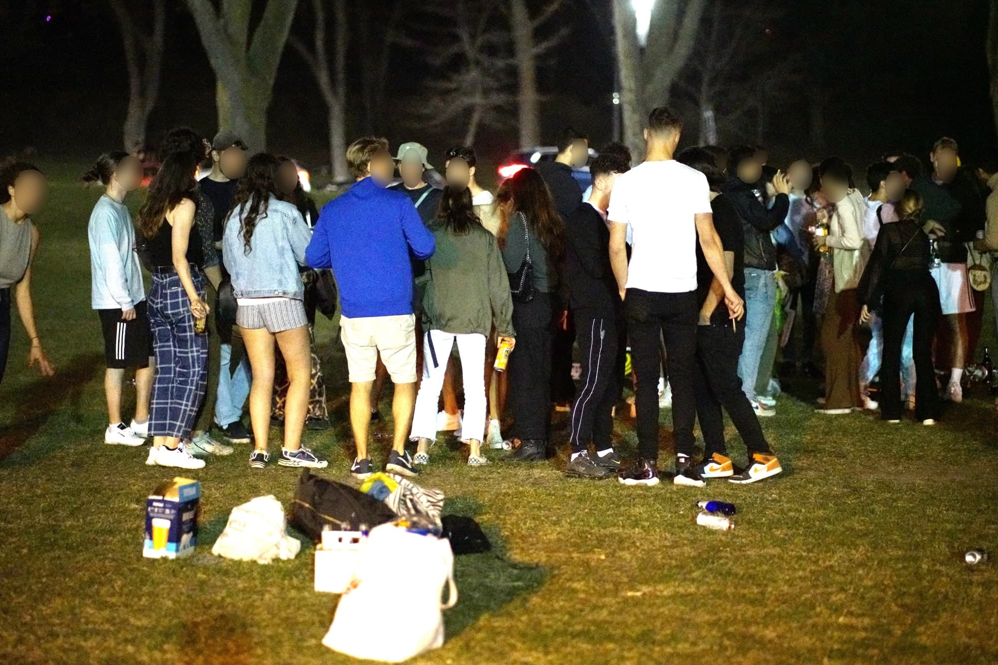 Des jeunes étaient présents en grand nombre au parc La Fontaine, à Montréal, pour profiter de la dernière soirée avec le couvre-feu à 21 h 30.