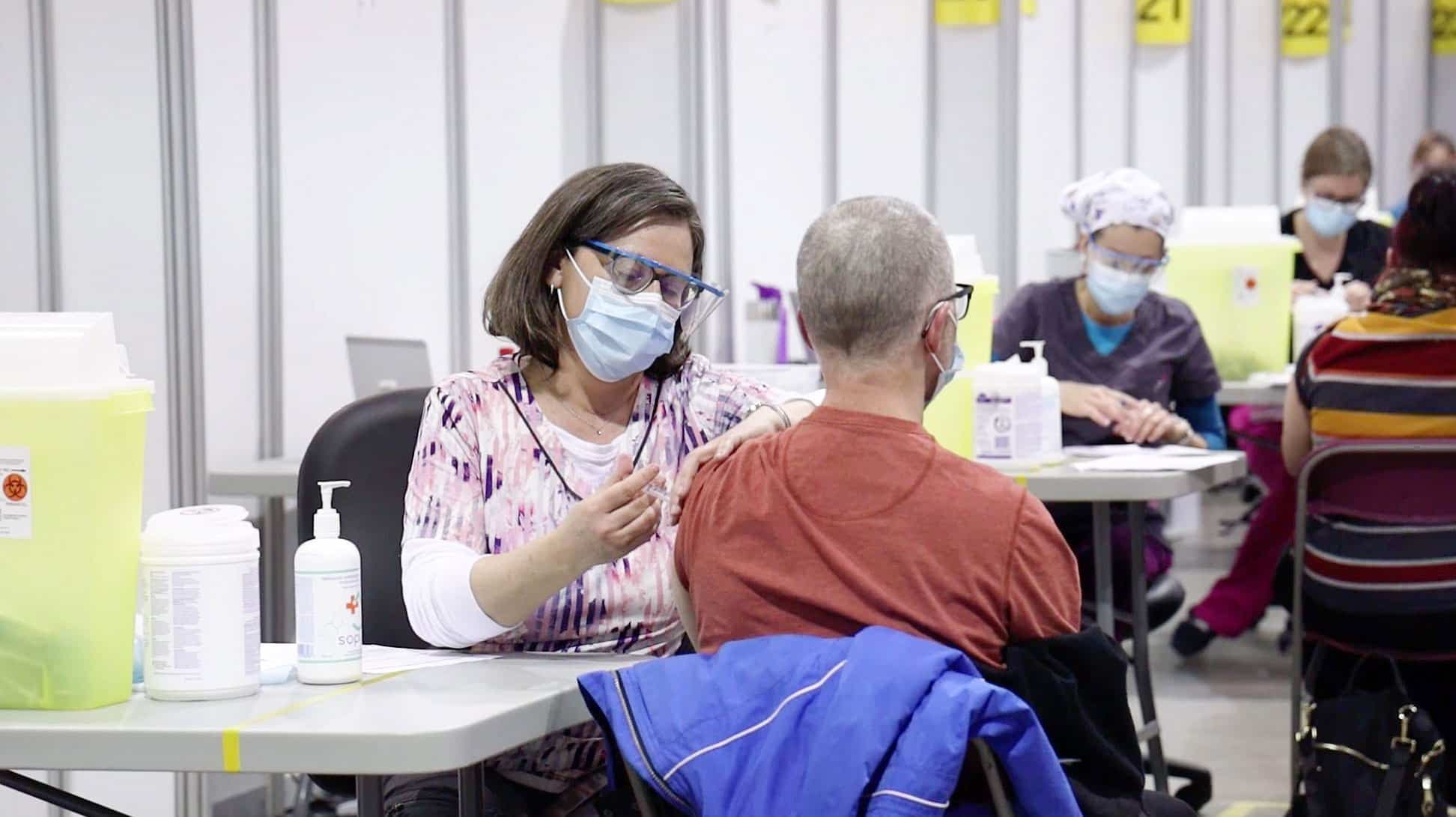 Au moins 6128 personnes ont été vaccinées dans la région de Québec samedi, un record.