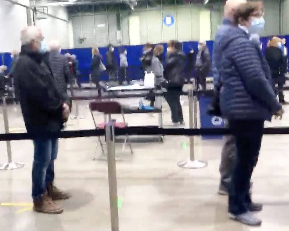 En raison de la grande affluence, certains ont dû attendre pendant près de deux heures au cours de la journée pour obtenir leur vaccin.