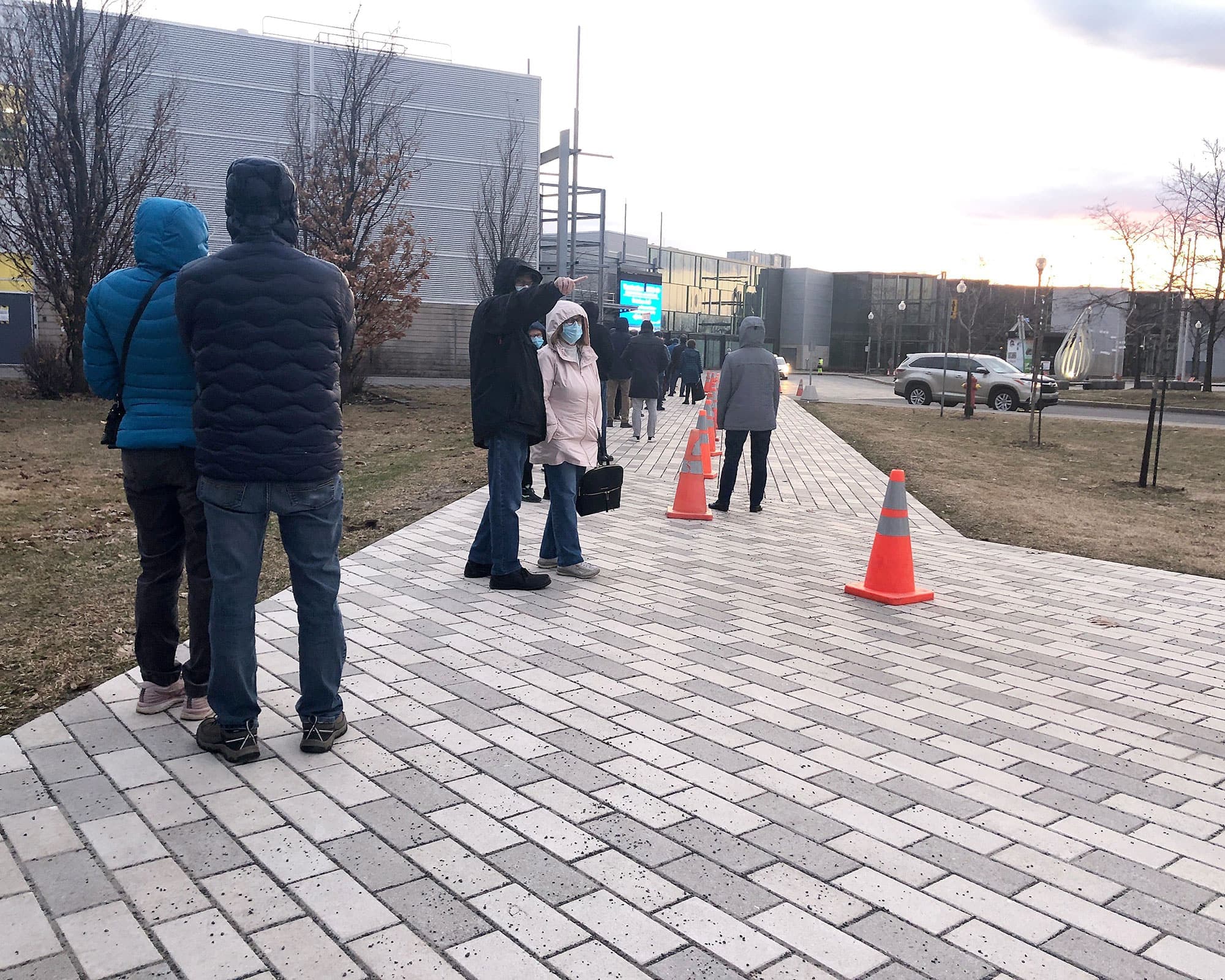 La file pour entrer dans le Centre de foires s’étirait sur le trottoir longeant l’édifice d’ExpoCité, dimanche.