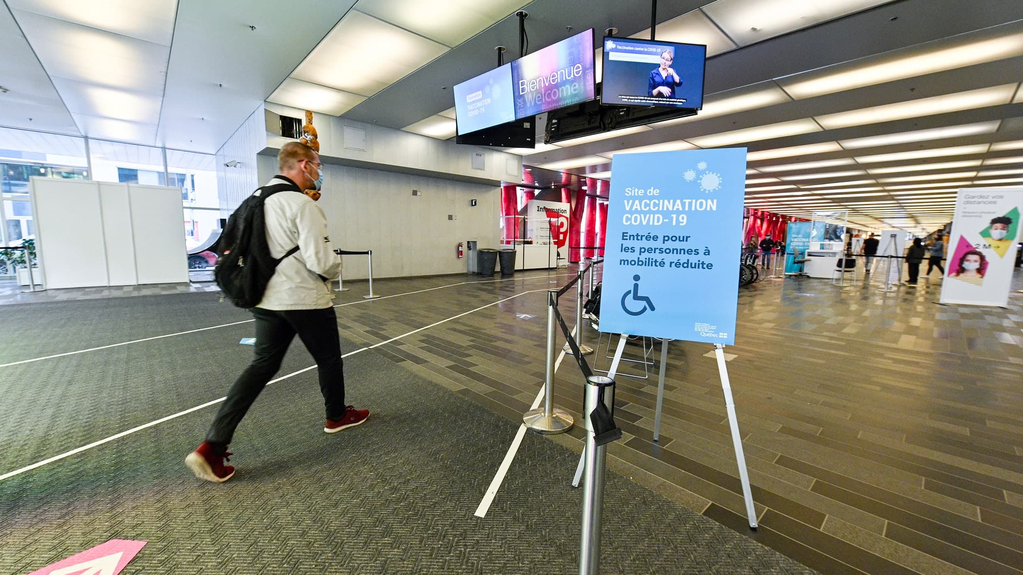 La décision de Québec de baliser les heures supplémentaires des cadres pourrait avoir un impact sur les centres de vaccination, comme celui du Palais des congrès.