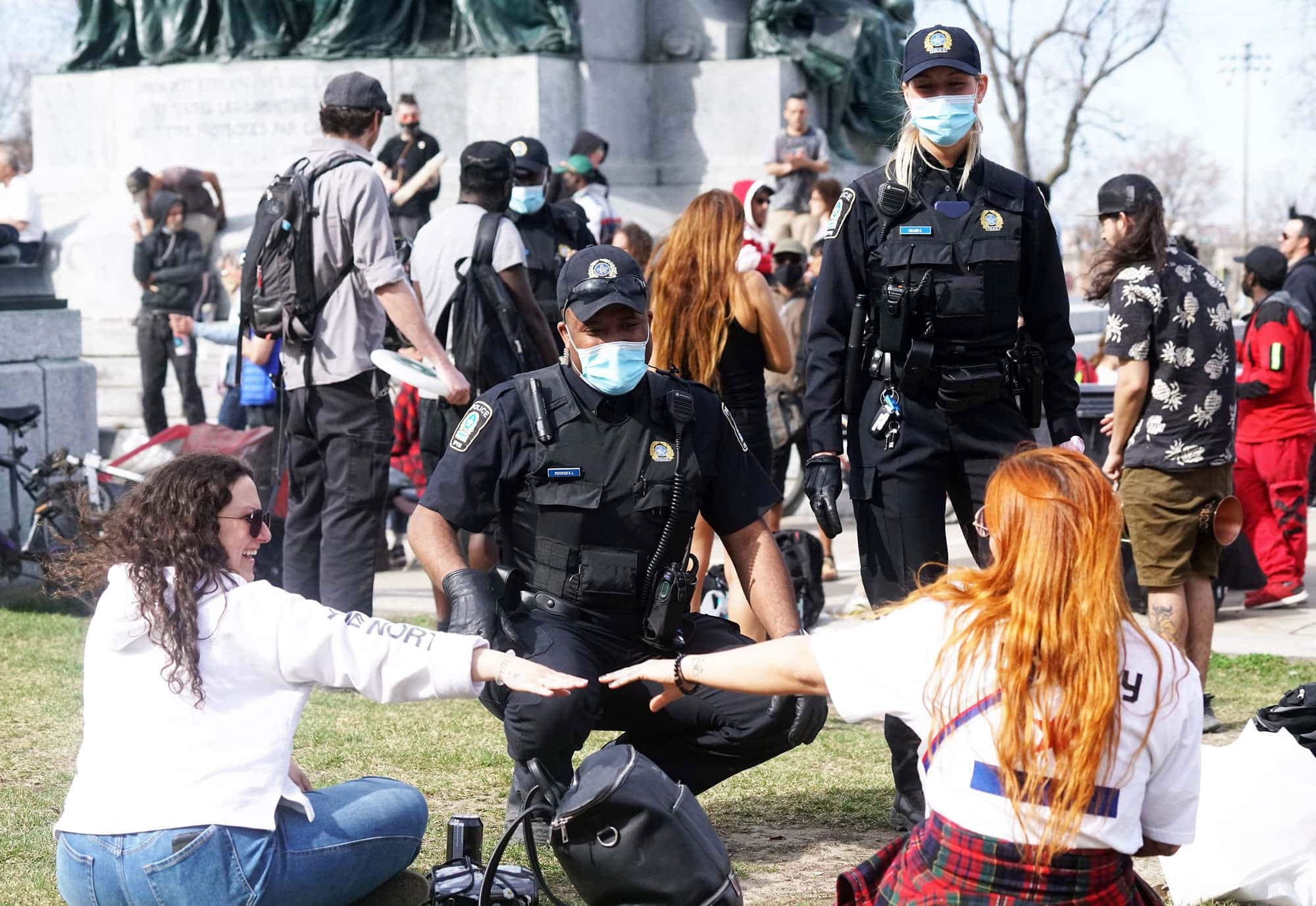 Des policiers font respecter la distanciation sociale au parc Jeanne-Mance.