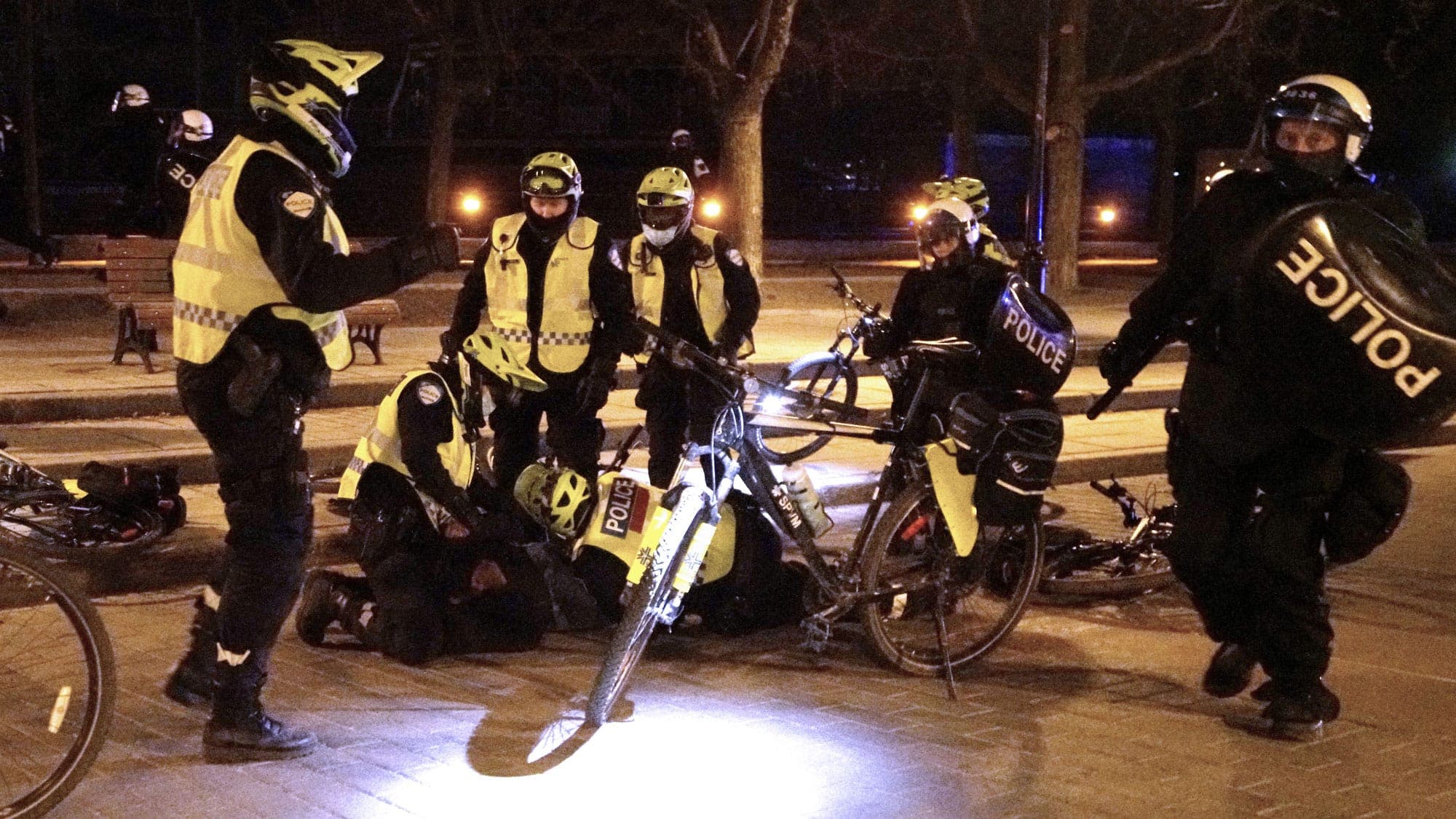 Un manifestant au Vieux-Port de Montréal s’est fait maîtriser par de nombreux agents du SPVM.
