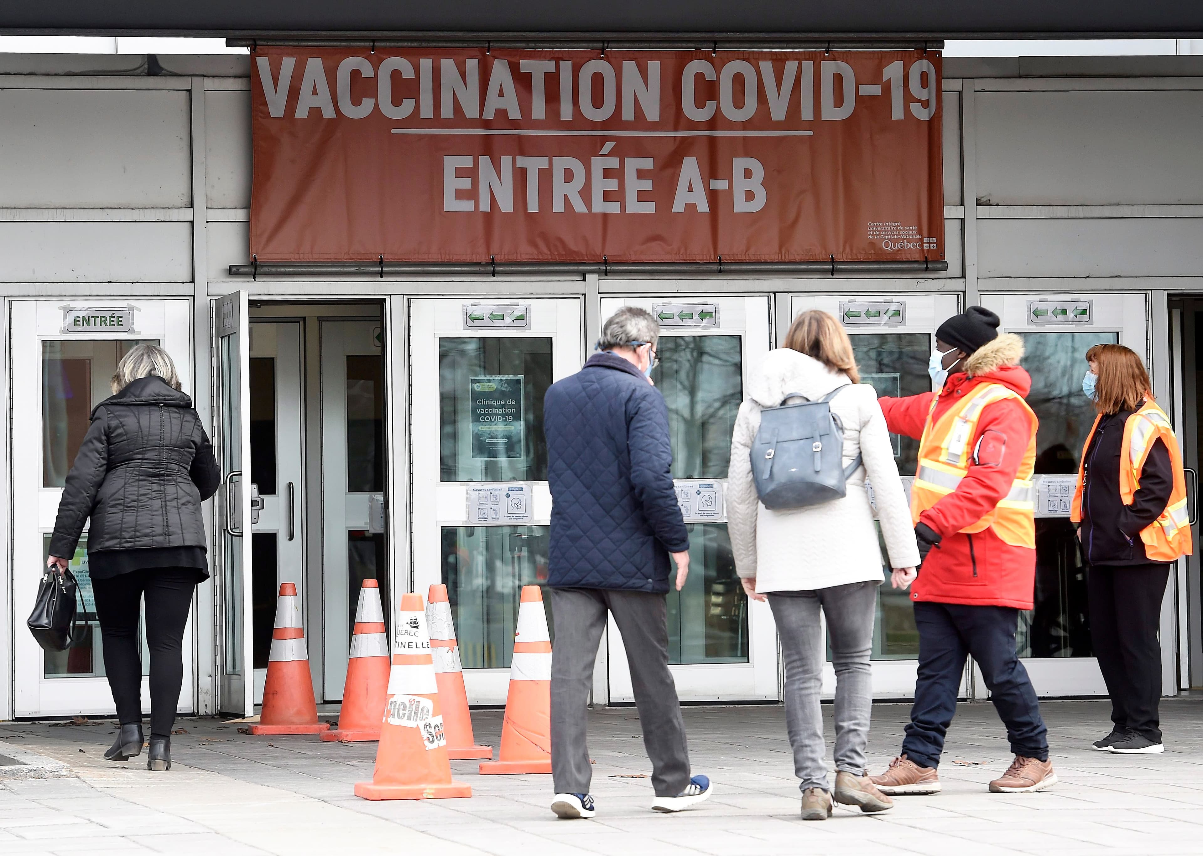 En plus des 2000 personnes qui avaient réservé leur dose hier au centre d’ExpoCité, 1500 places étaient disponibles pour recevoir le vaccin d’AstraZeneca sans rendez-vous, ce qui a occasionné certains délais.