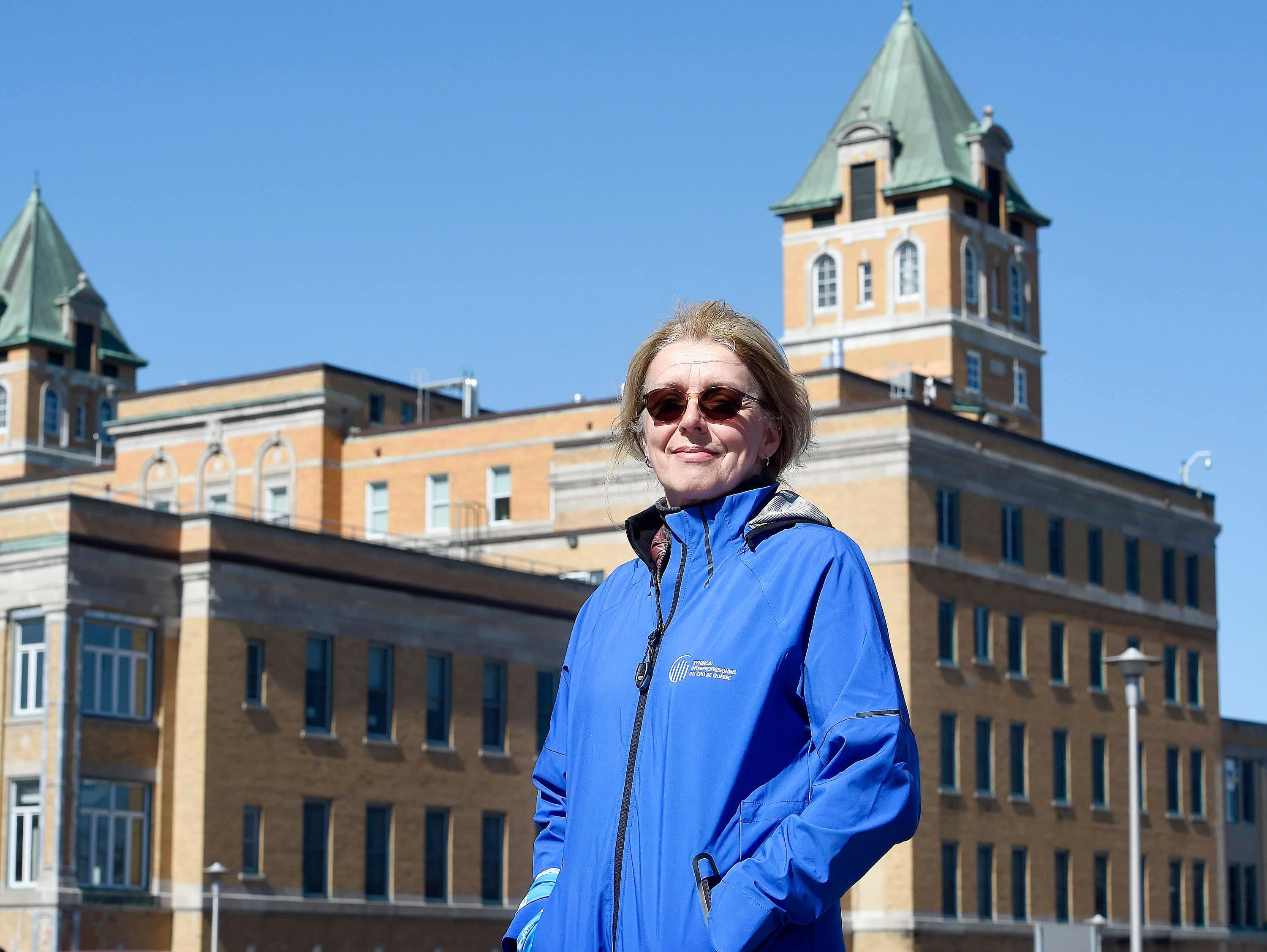 La présidente de la FIQ du CHU de Québec, Nancy Hogan, ici devant l’hôpital du Saint-Sacrement, confie que les temps sont durs pour ses membres, avec la troisième vague qui frappe fort. « C’est beaucoup d’anxiété », dit-elle.