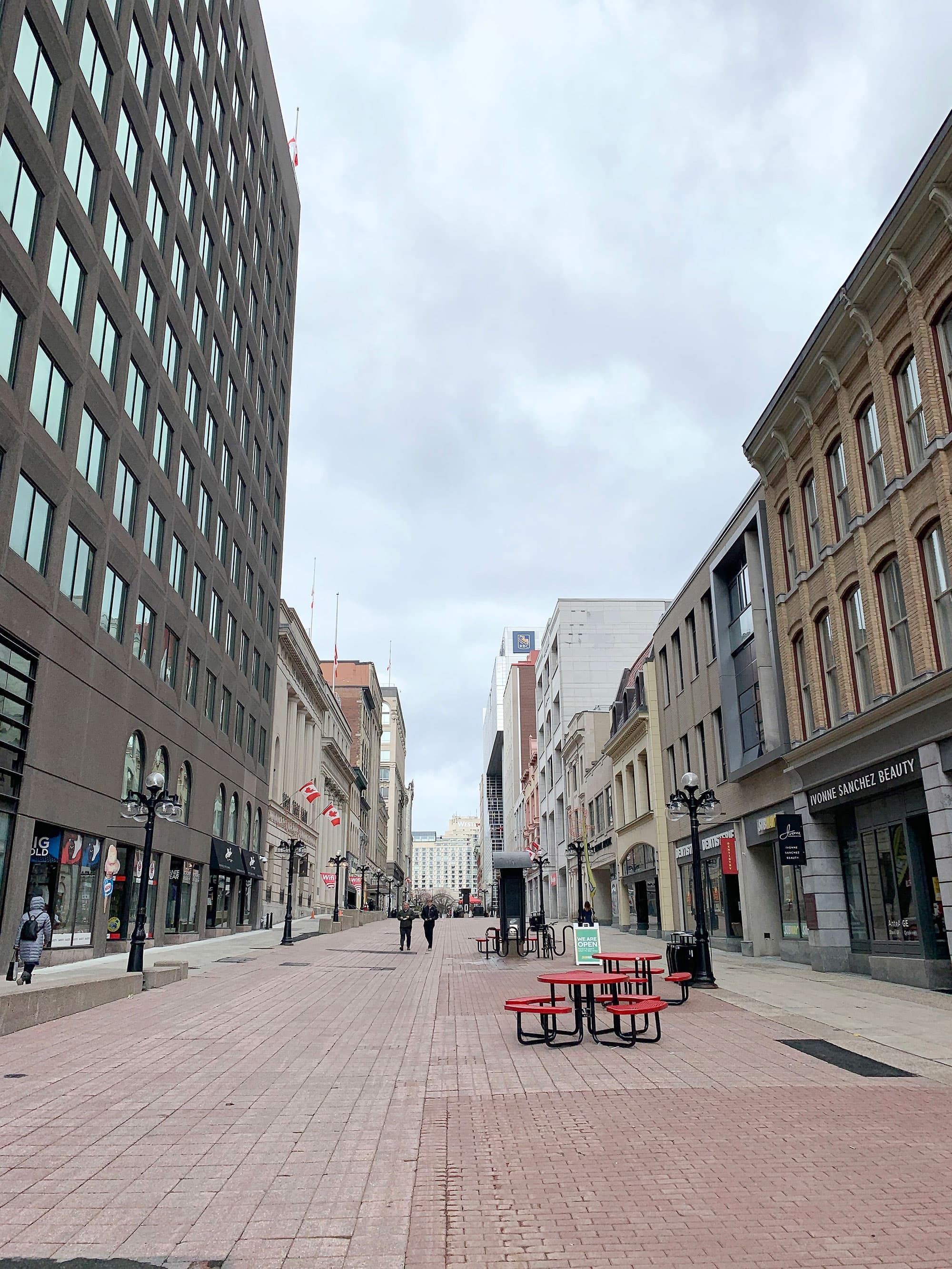 Des commerces de la rue Sparks à Ottawa, comme le South Block Whiskey Bar, n’ont pas survécu à la crise économique et au télétravail forcé des fonctionnaires qui ont déserté le centre-ville.