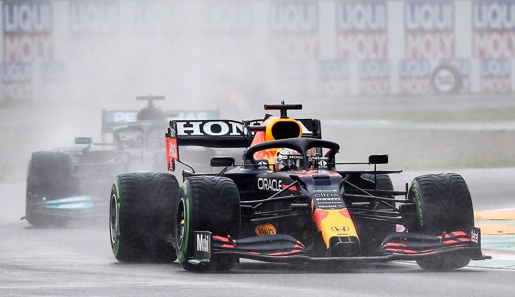 Max Verstappen, de l’écurie Red Bull, a doublé dès le départ Lewis Hamilton, sur Mercedes, pour filer vers la victoire au Grand Prix d’Émilie-Romagne, en Italie, le 18 avril.
