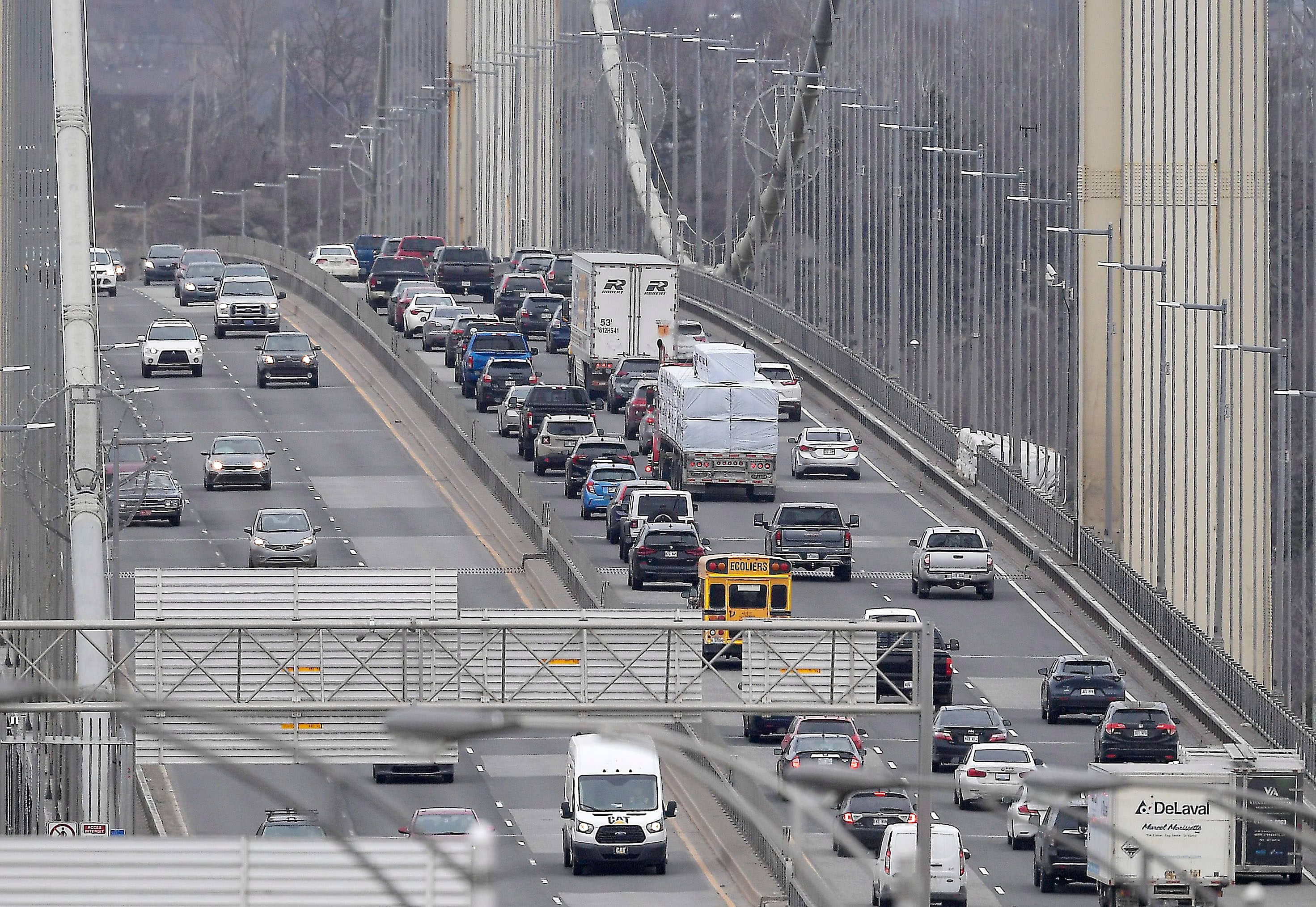 Les habitués du pont Pierre-Laporte, entre Québec et Lévis, devront cet été prendre leur mal en patience pour traverser le fleuve Saint-Laurent ou se rabattre sur le pont de Québec durant les deux blitz de travaux qui sont planifiés.