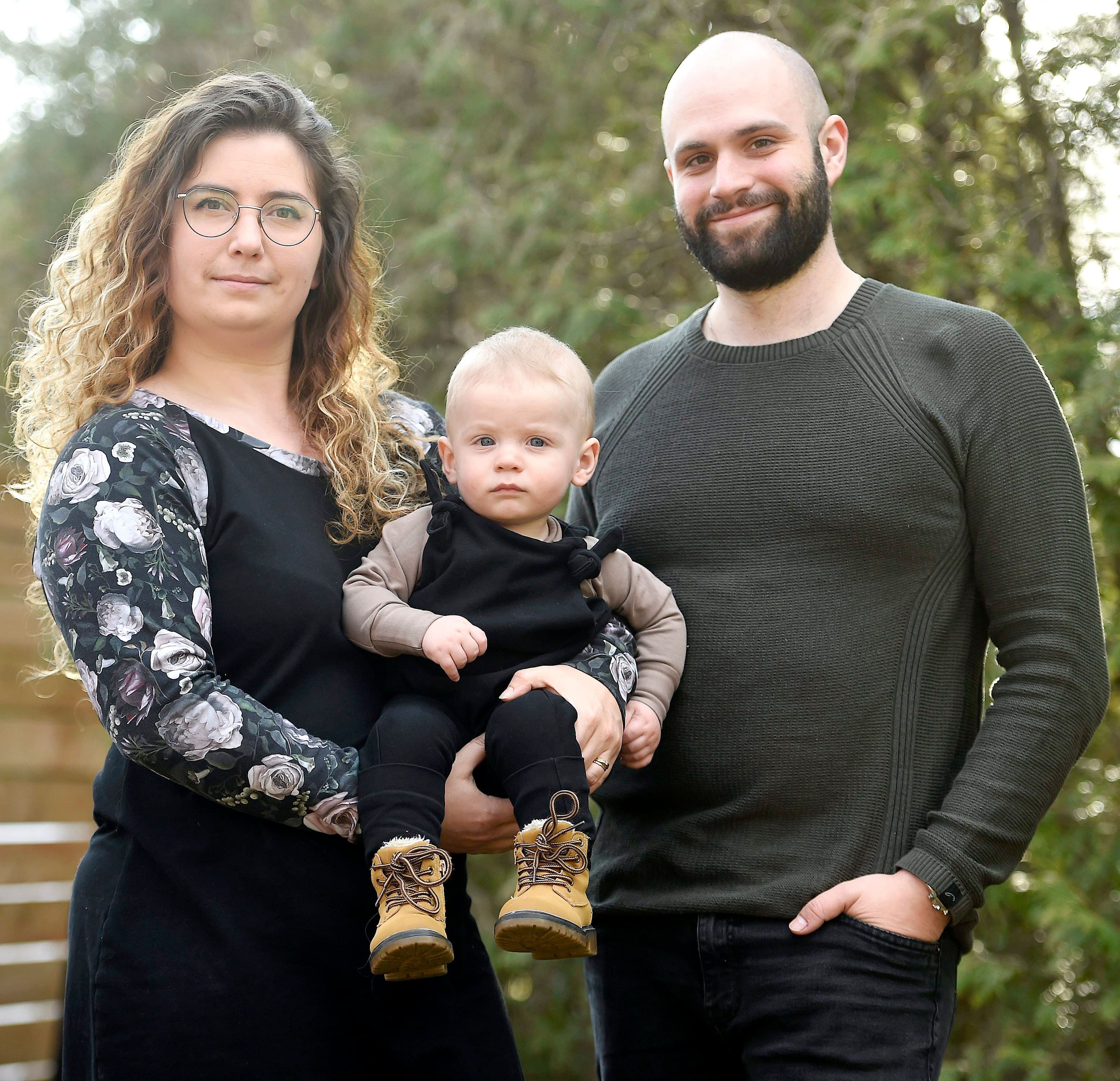 Amélie Lapointe et Antoine Guérette paient présentement 62 $ par jour pour faire garder Arthur qui aura bientôt un an. Ils espèrent que l’annonce des garderies à 10 $ leur permettra de trouver une place plus abordable.