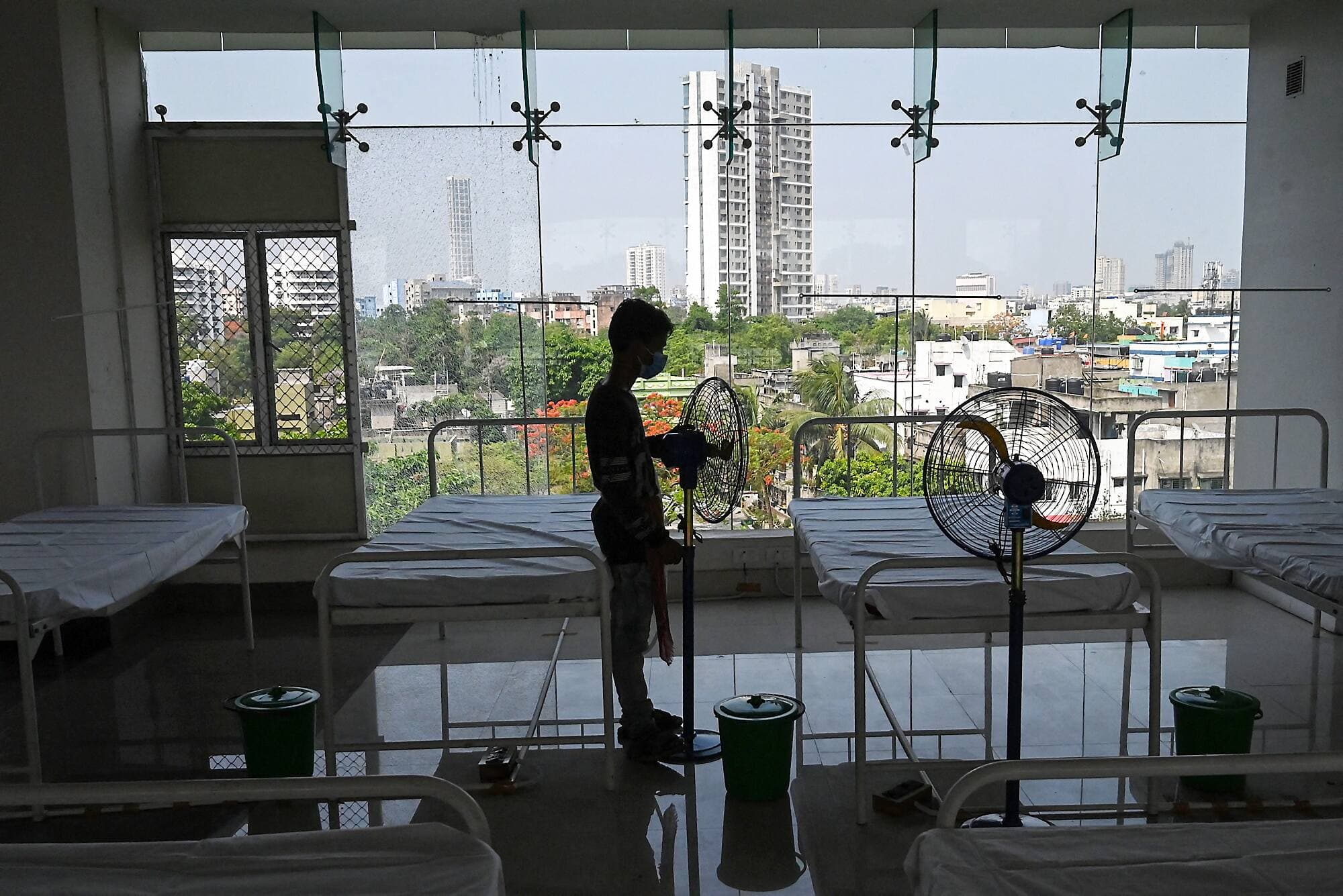 La pandémie de COVID-19 a pris une telle ampleur en Inde dans les dernières semaines que des stades, comme celui-ci à Calcutta, doivent être reconvertis pour accueillir des patients avec des symptômes légers. Seulement mercredi, le pays recensait 300 000 nouveaux cas et 2000 morts.