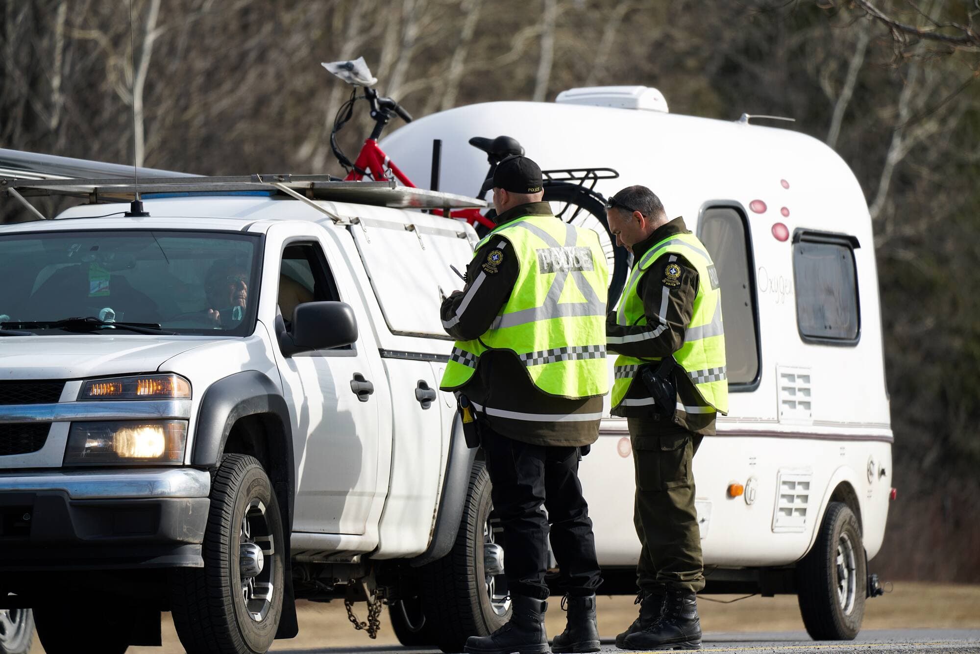 La SQ a déboursé pour près de 85 M$ en heures supplémentaires en 2020, notamment en raison des opérations pour le respect des mesures sanitaires comme ici à Lacolle.
