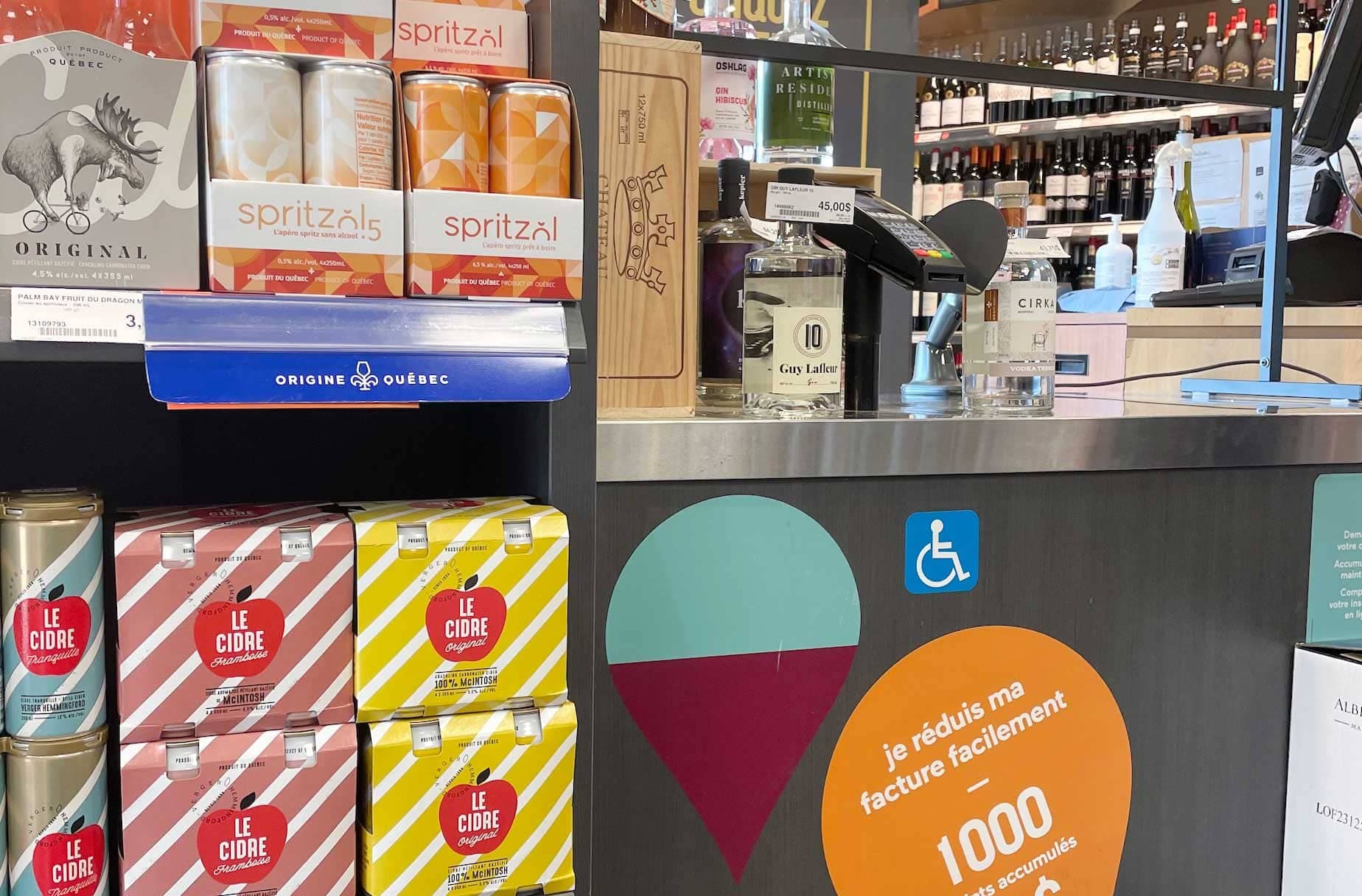 La SAQ a installé dans ses succursales une multitude de comptoirs Origine Québec où sont proposés des produits québécois. Sur cette photo, on voit les produits du Verger Hemmingford, notamment quelques-uns de ses cidres et son gin Guy Lafleur 10.