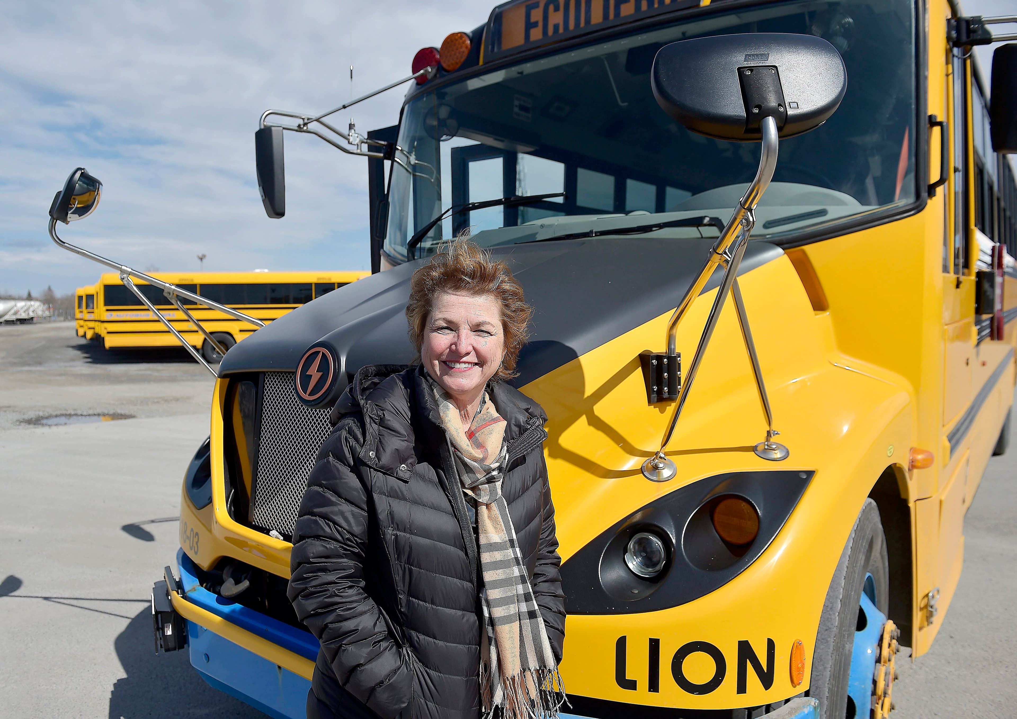 Louise Giroux est la première à avoir pris le virage électrique dans le transport scolaire au Québec. À la tête d’Autobus Laval, elle possède environ 150 autobus, dont sept électriques.