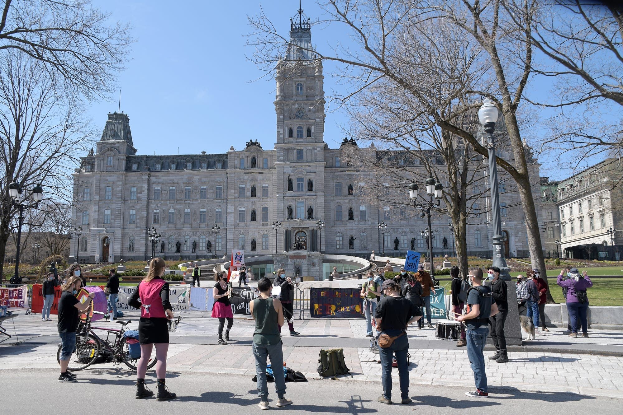 es manifestants se sont rassemblés devant l’Assemblée nationale pour faire passer leur message.