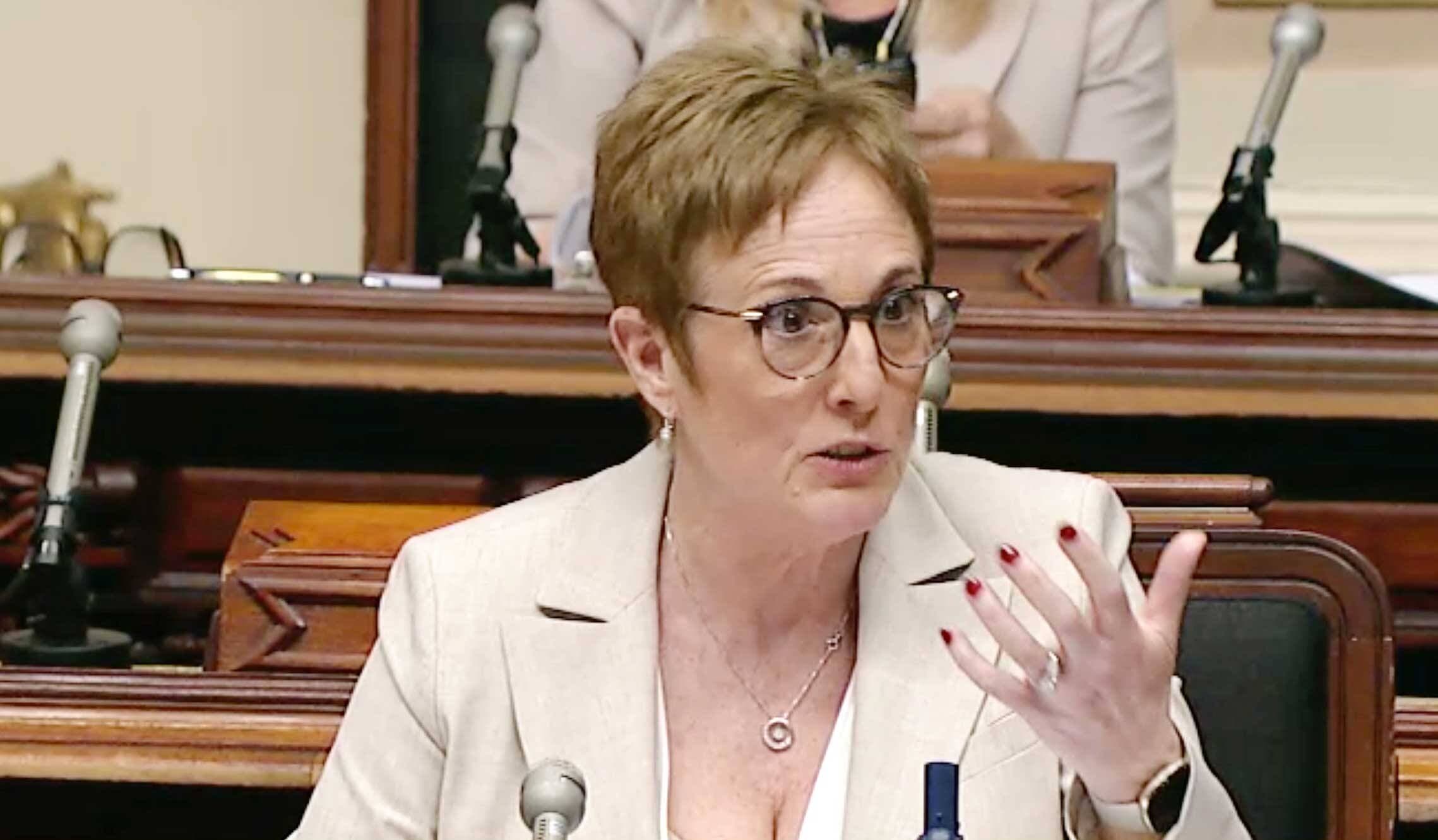 La grande patronne de la SAQ, Catherine Dagenais, hier, en commission parlementaire, à Québec.