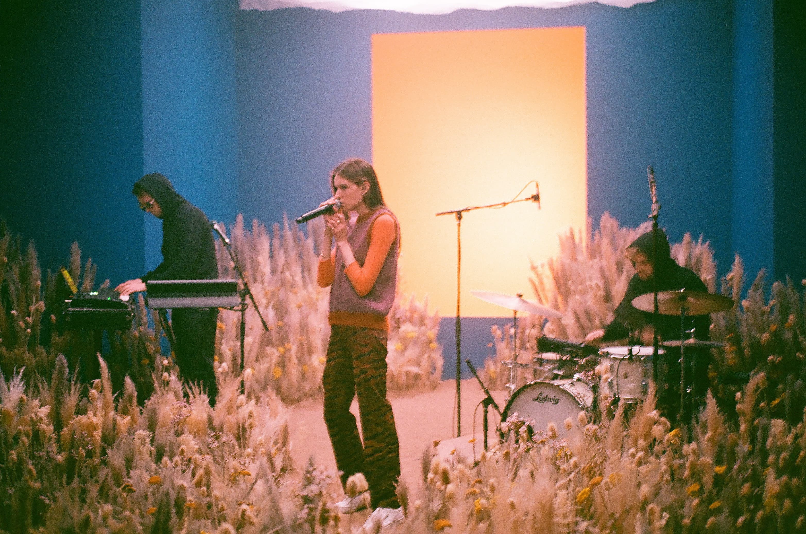 En tête du Billboard au Canada, Charlotte Cardin a présenté un événement virtuel pour la sortie de l’album, Phoenix.